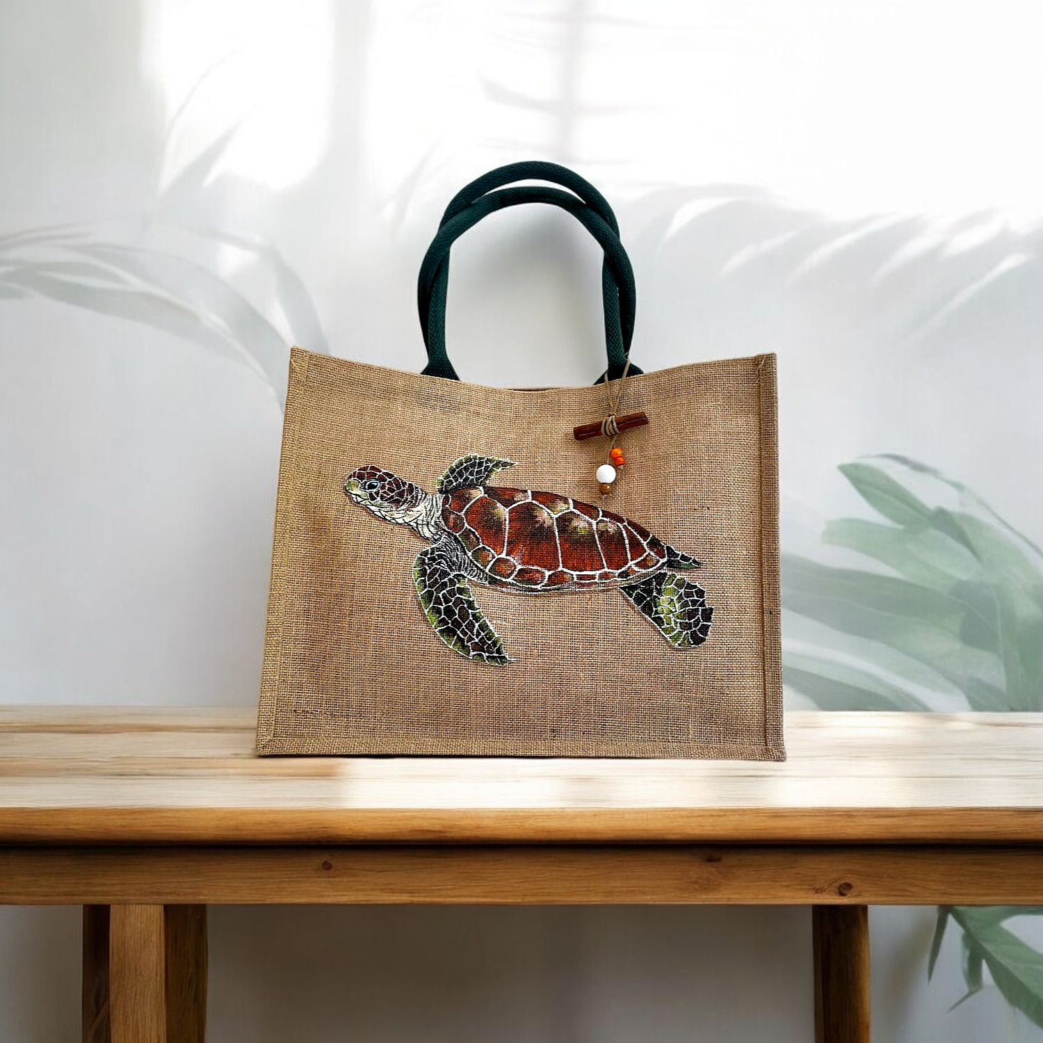 sac de plage en jute à anses kaki avec une tortue de mer peinte à la main par Elles et No.