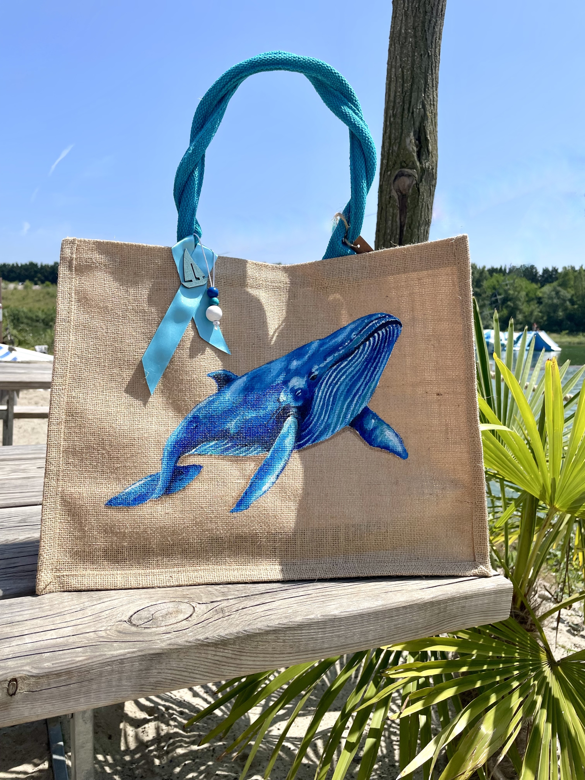 sac de plage en jute avec une baleine bleue peinte à la main par Elles et No.