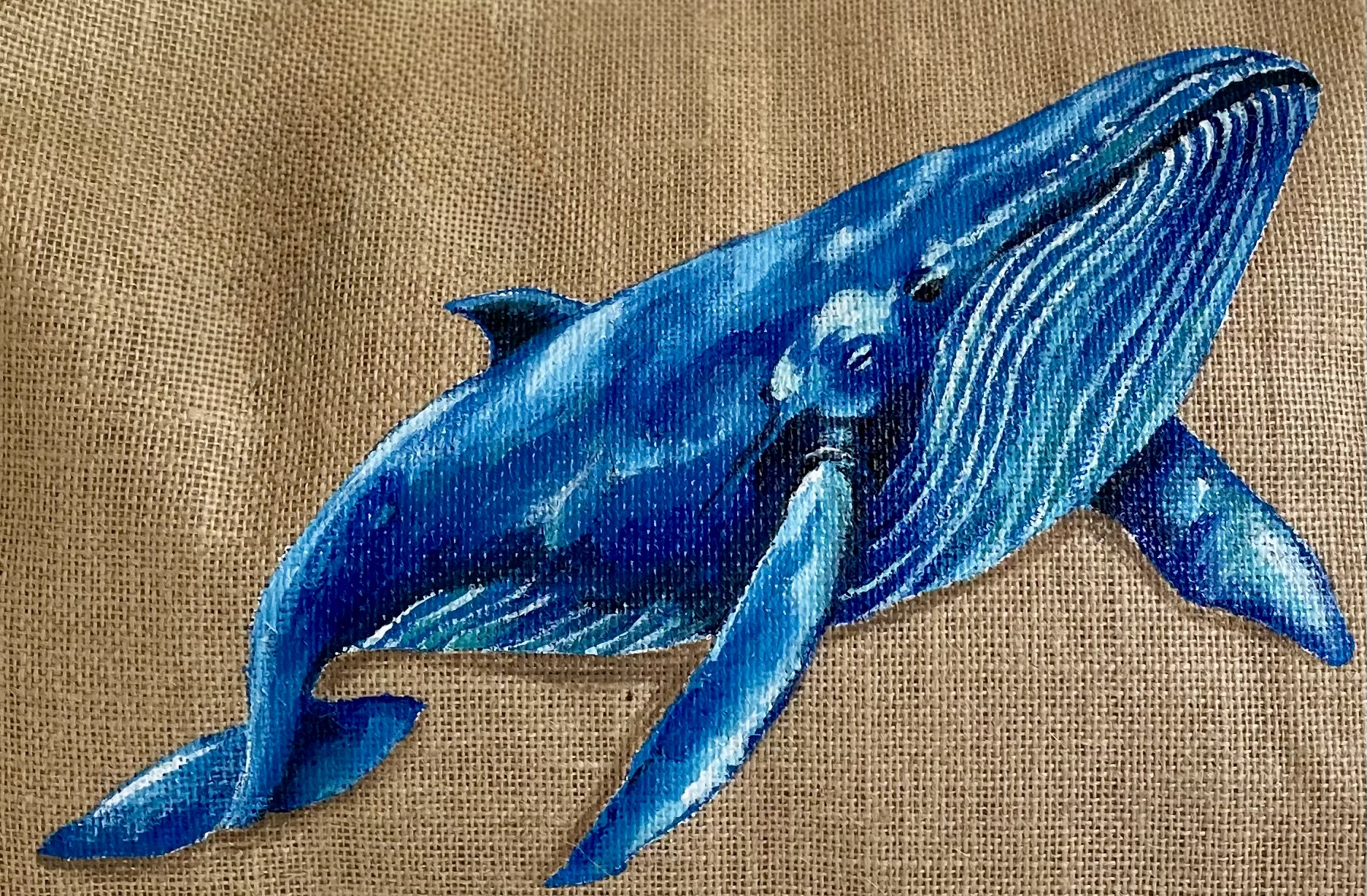 sac de plage en jute avec une baleine bleue peinte à la main par Elles et No.
