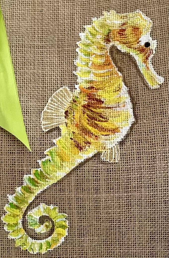 sac de plage en jute à anses vertes avec un hippocampe dans les tons jaune et vert peint à la main par Elles et No.