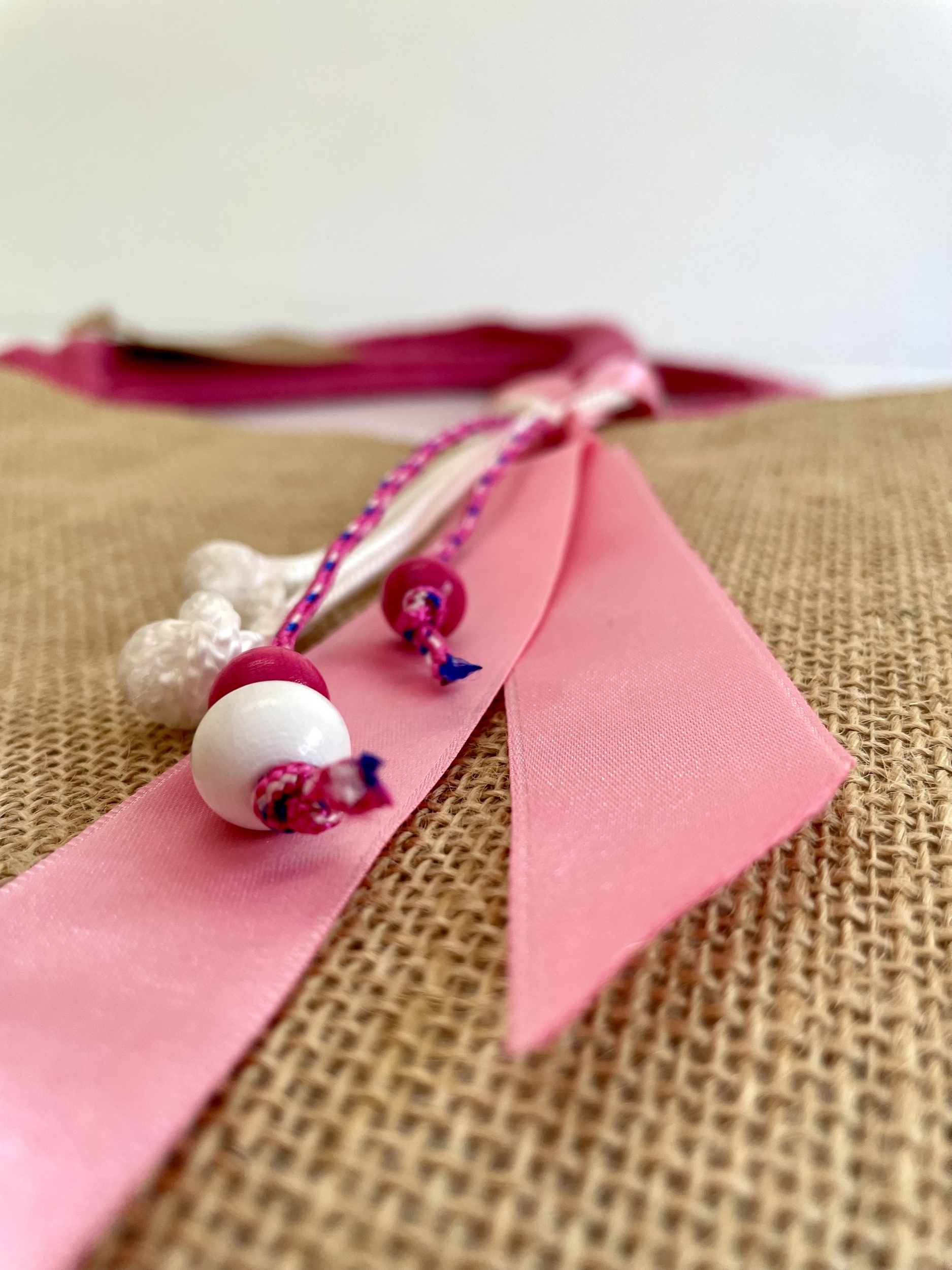 sac de plage en jute à anses roses avec une méduse rose peinte à la main par Elles et No.