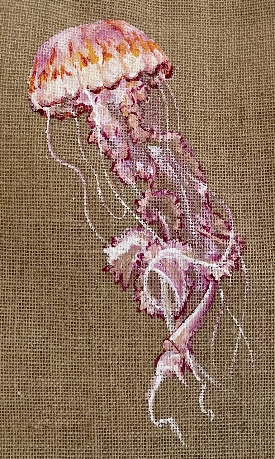 sac de plage en jute à anses roses avec une méduse rose peinte à la main par Elles et No.