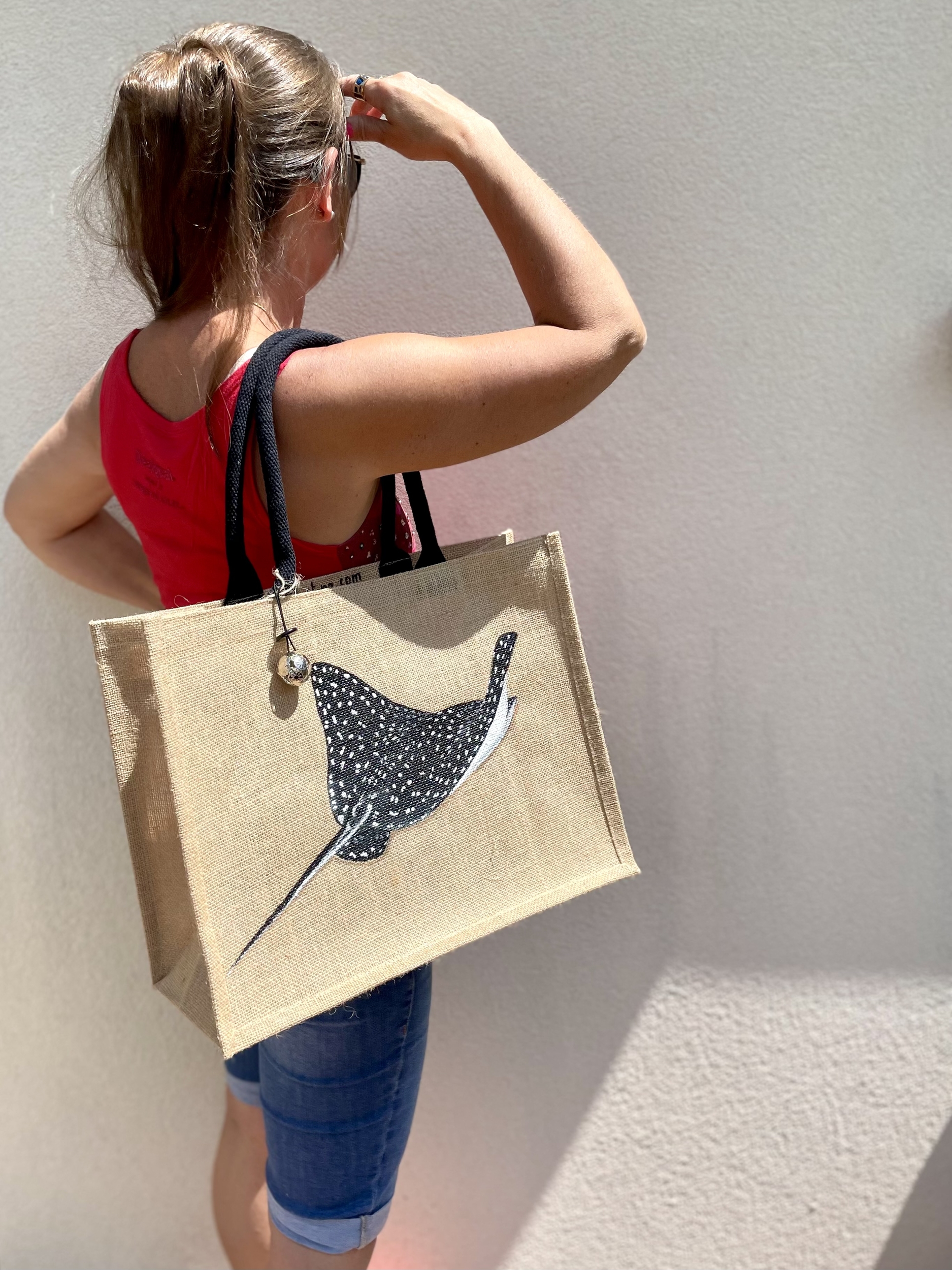 sac en jute à anses noires avec une raie léopard peinte à la main par Elles et No.