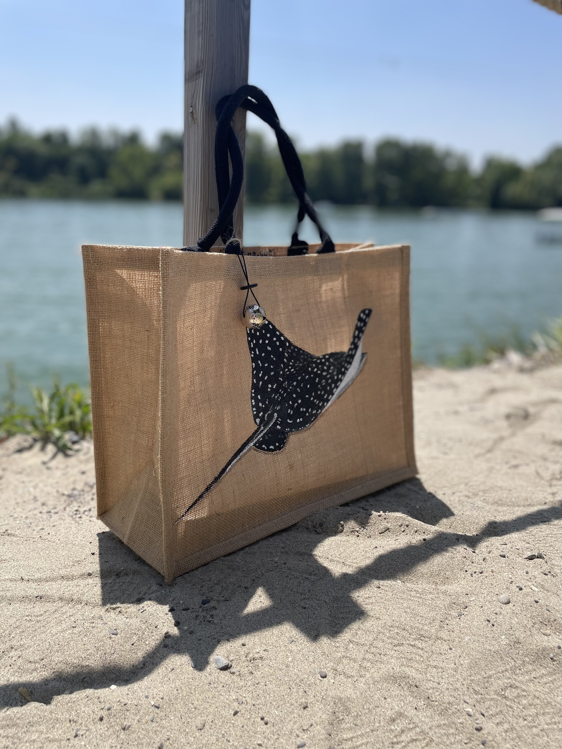 sac en jute à anses noires avec une raie léopard peinte à la main par Elles et No.