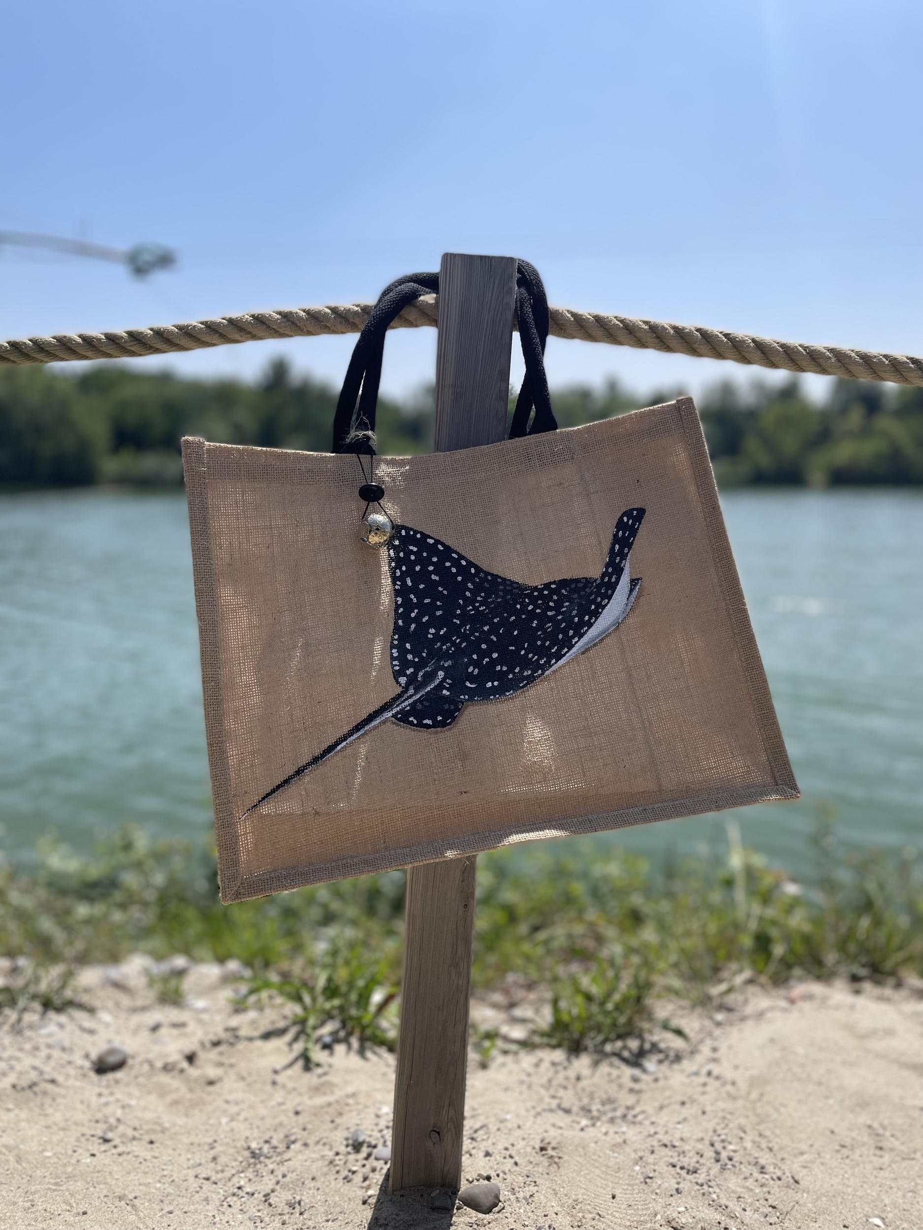 sac en jute à anses noires avec une raie léopard peinte à la main par Elles et No.