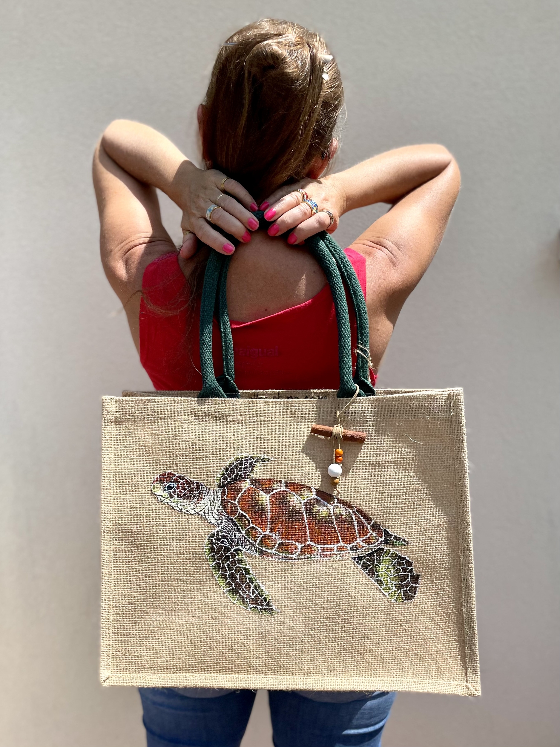 sac de plage en jute à anses kaki avec une tortue de mer peinte à la main par Elles et No.