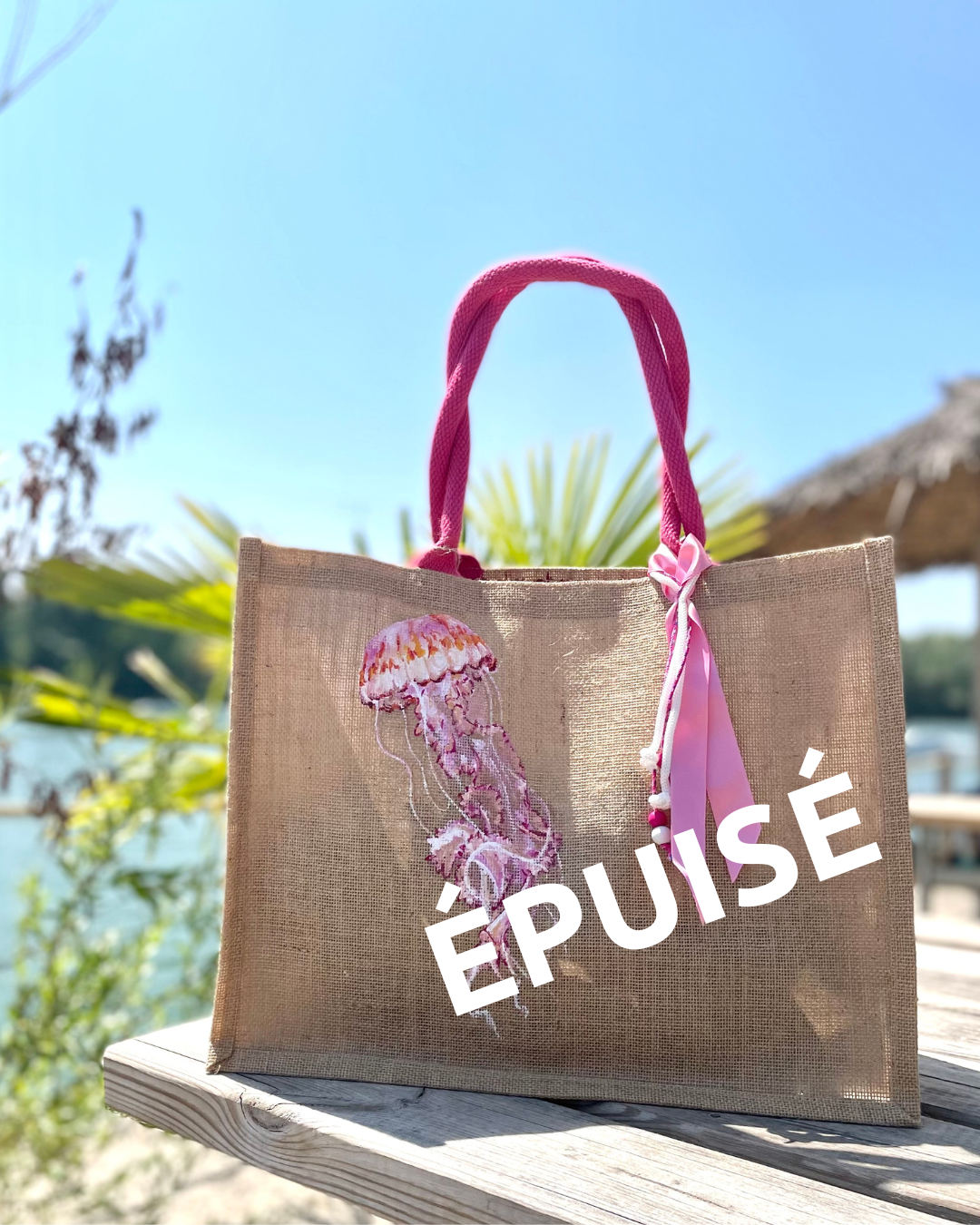 Grand sac de plage en jute à anses roses avec une méduse peinte. à la main par Elles et No.