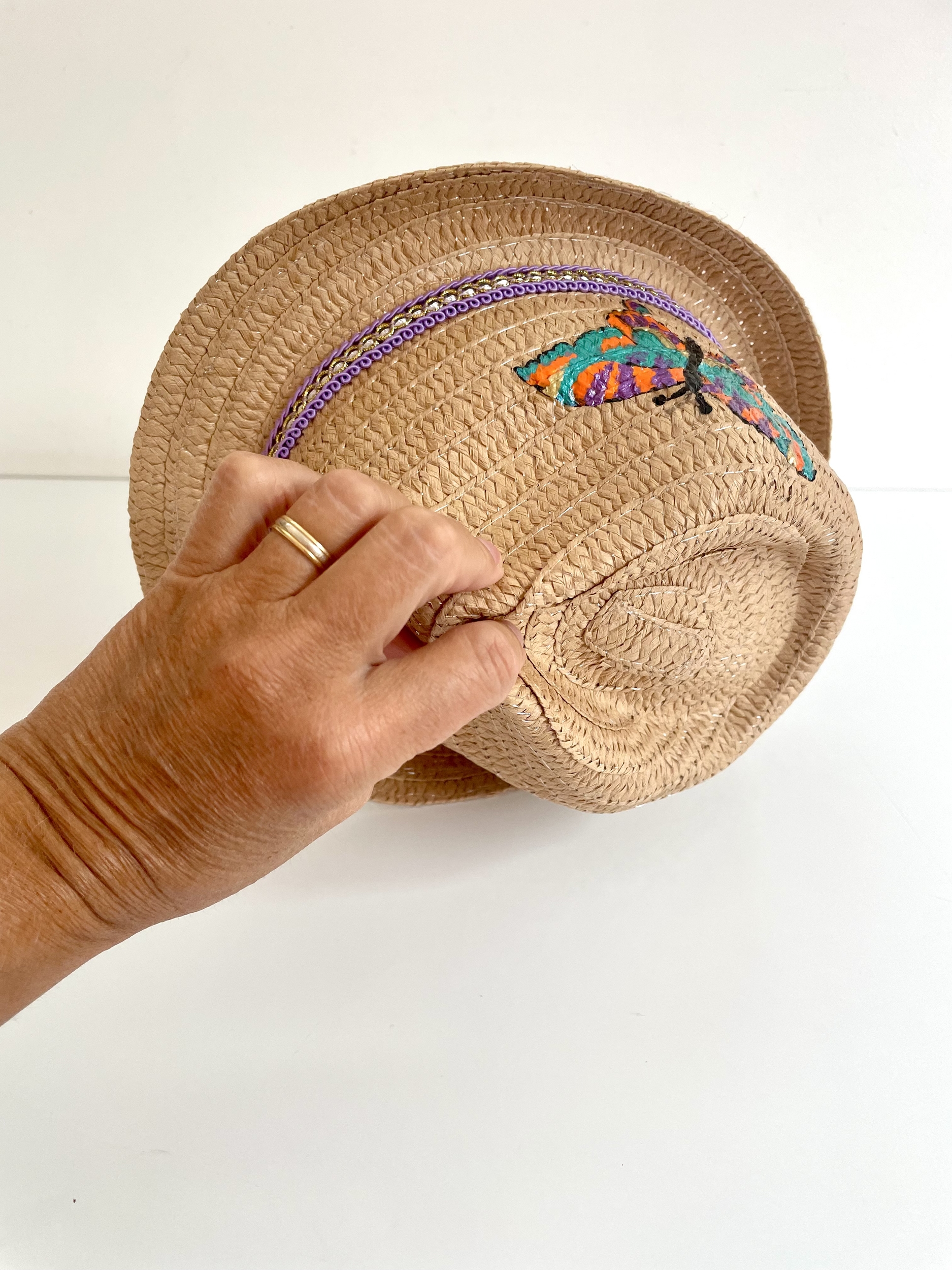 Chapeau dété pour enfant en papier tissé avec un papillon, peint à la main par Elles et No.