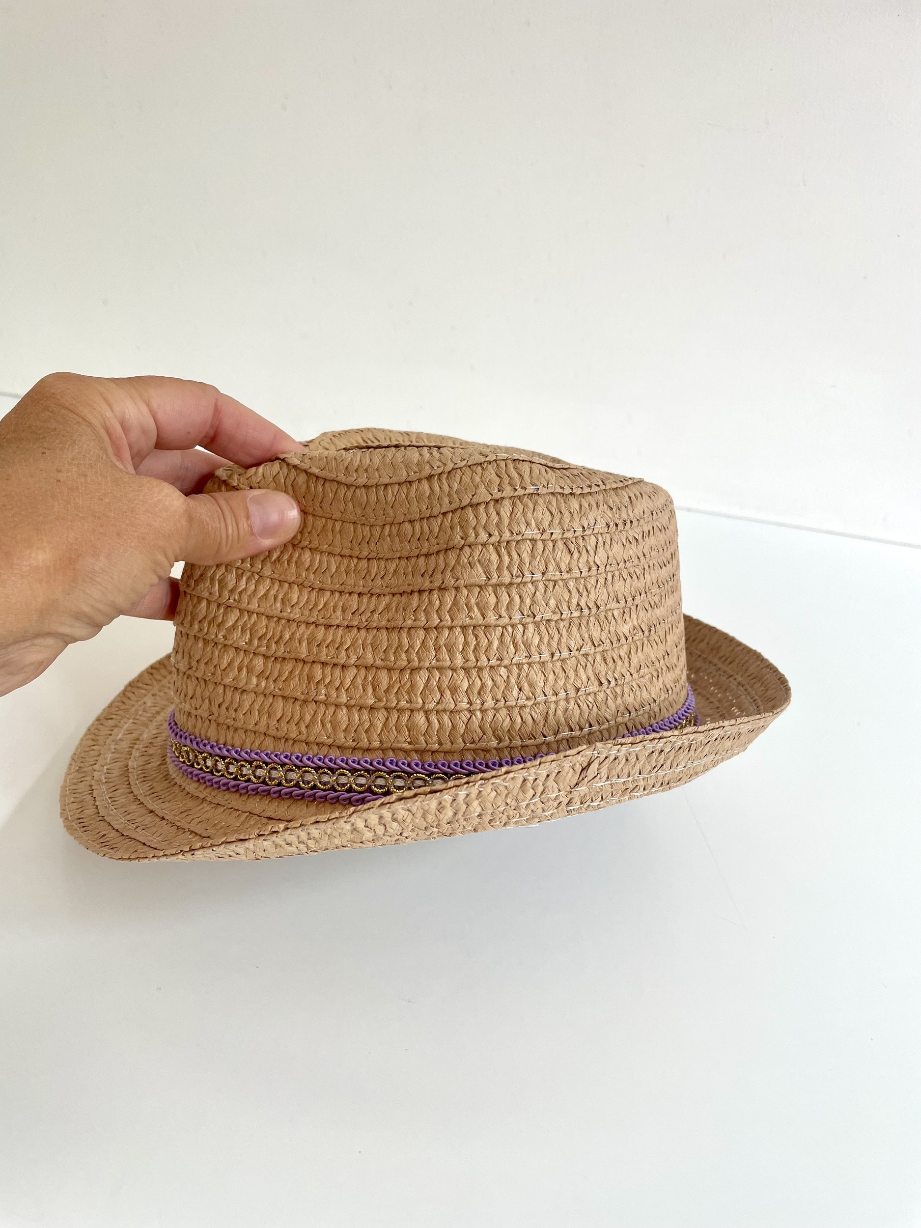Chapeau dété pour enfant en papier tissé avec un papillon, peint à la main par Elles et No.