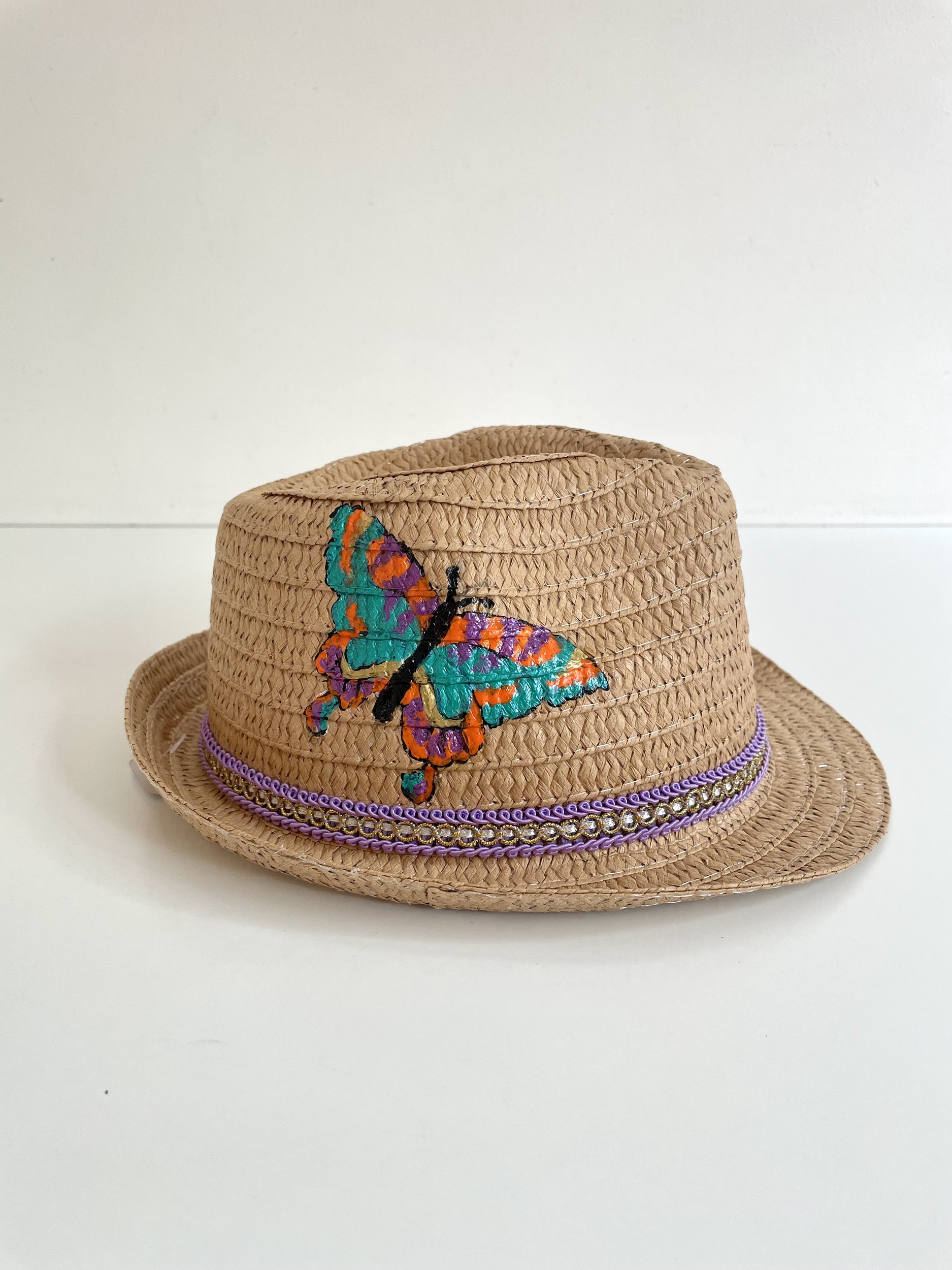 Chapeau dété pour enfant en papier tissé avec un papillon, peint à la main par Elles et No.