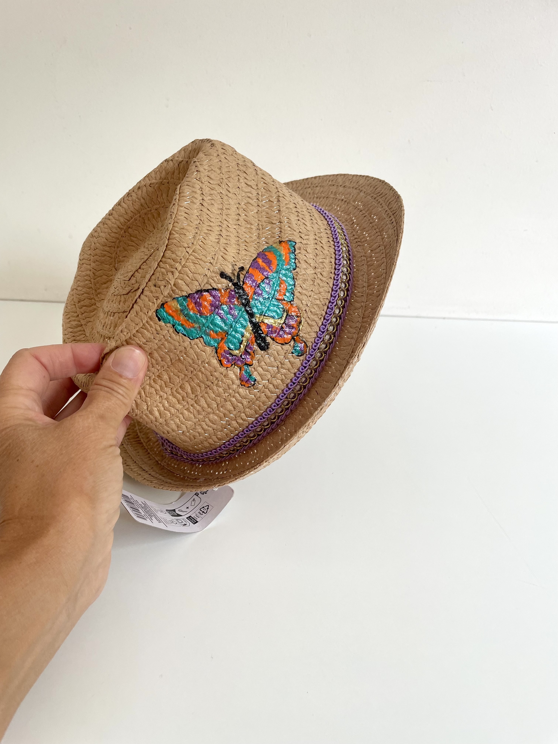 Chapeau dété pour enfant en papier tissé avec un papillon, peint à la main par Elles et No.