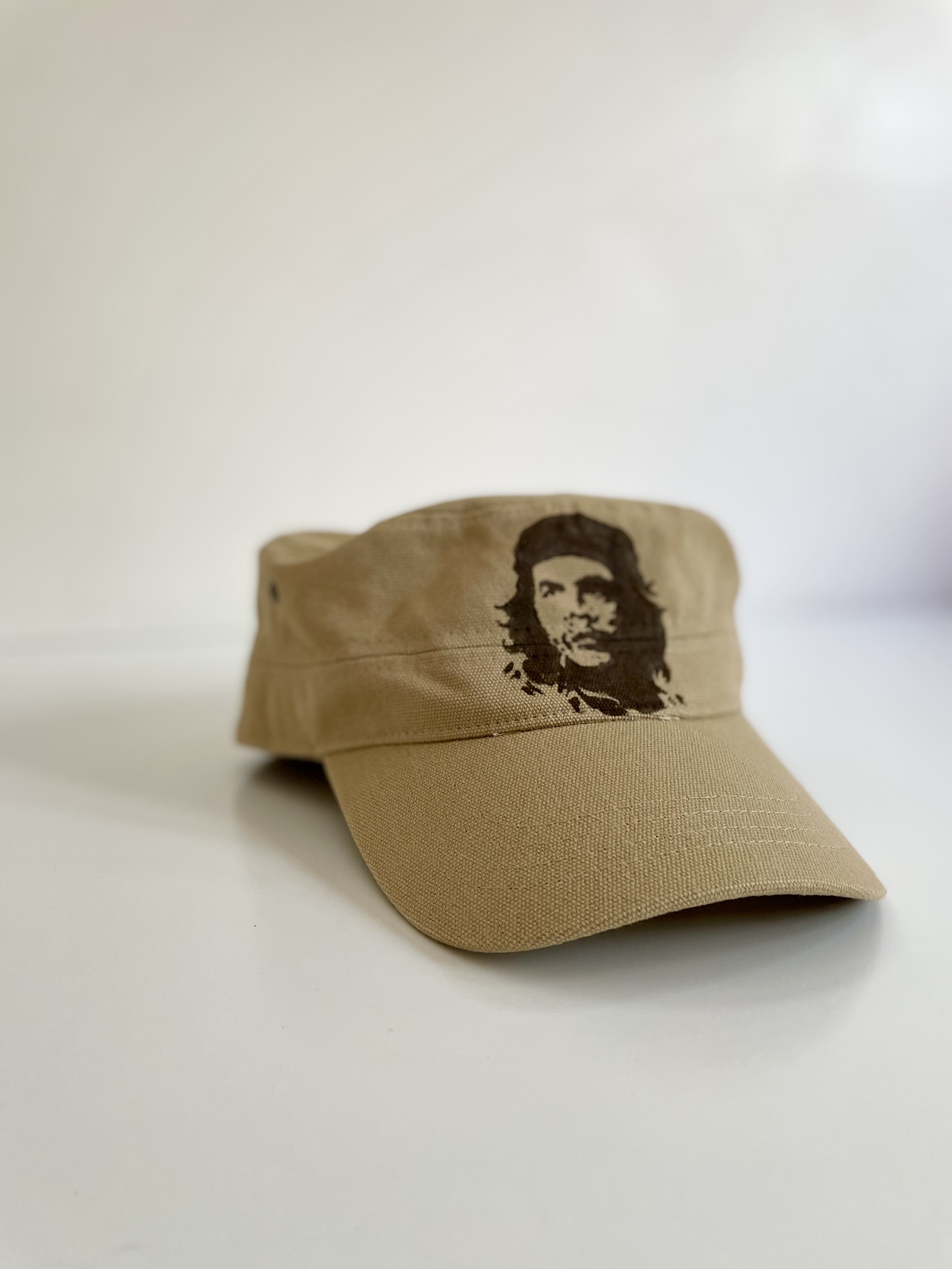 casquette cubaine couleur olive beige avec la tête de Che Guevara peinte à la main par Elles et No.