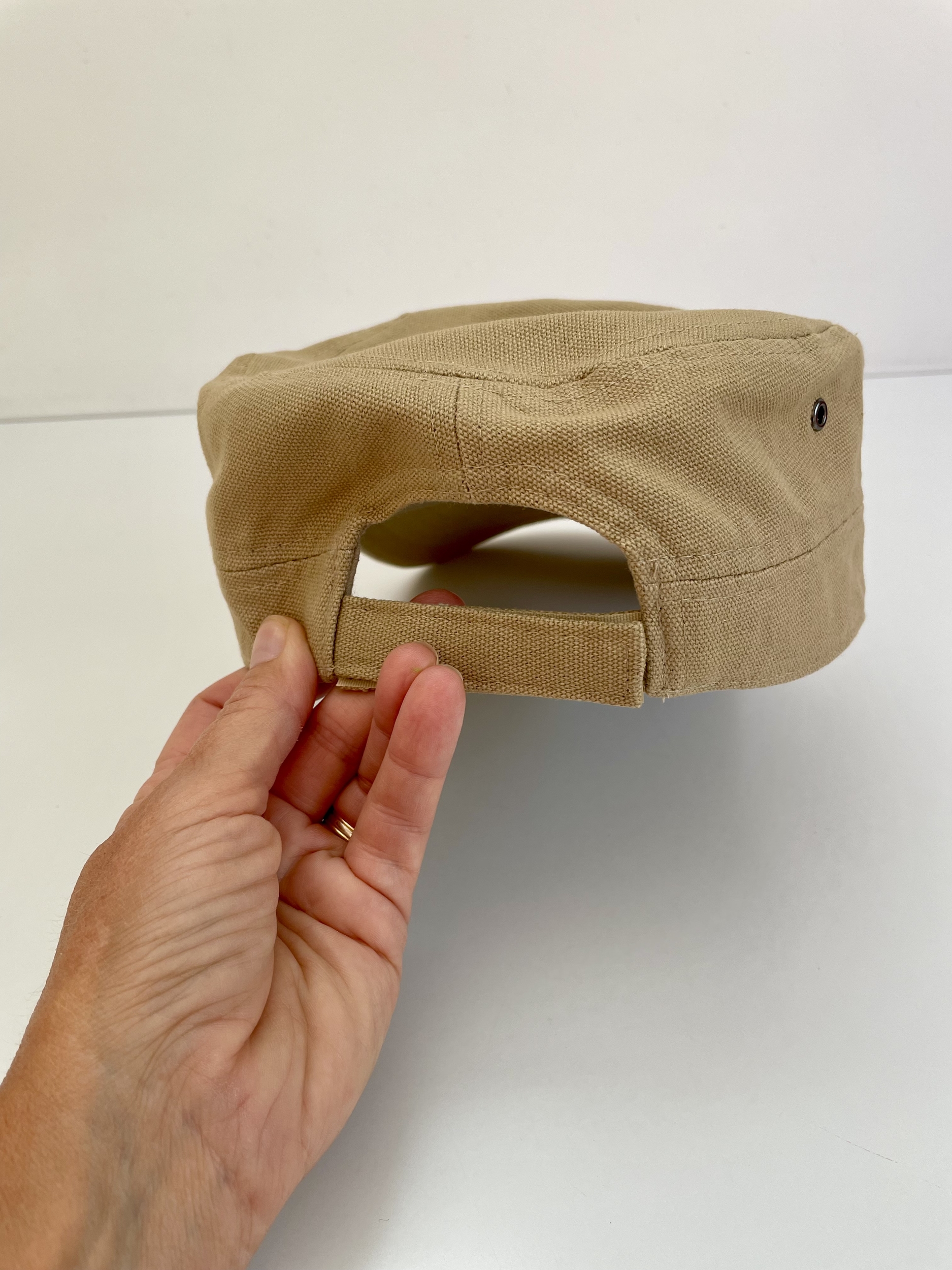 casquette cubaine couleur olive beige avec la tête de Che Guevara peinte à la main par Elles et No.