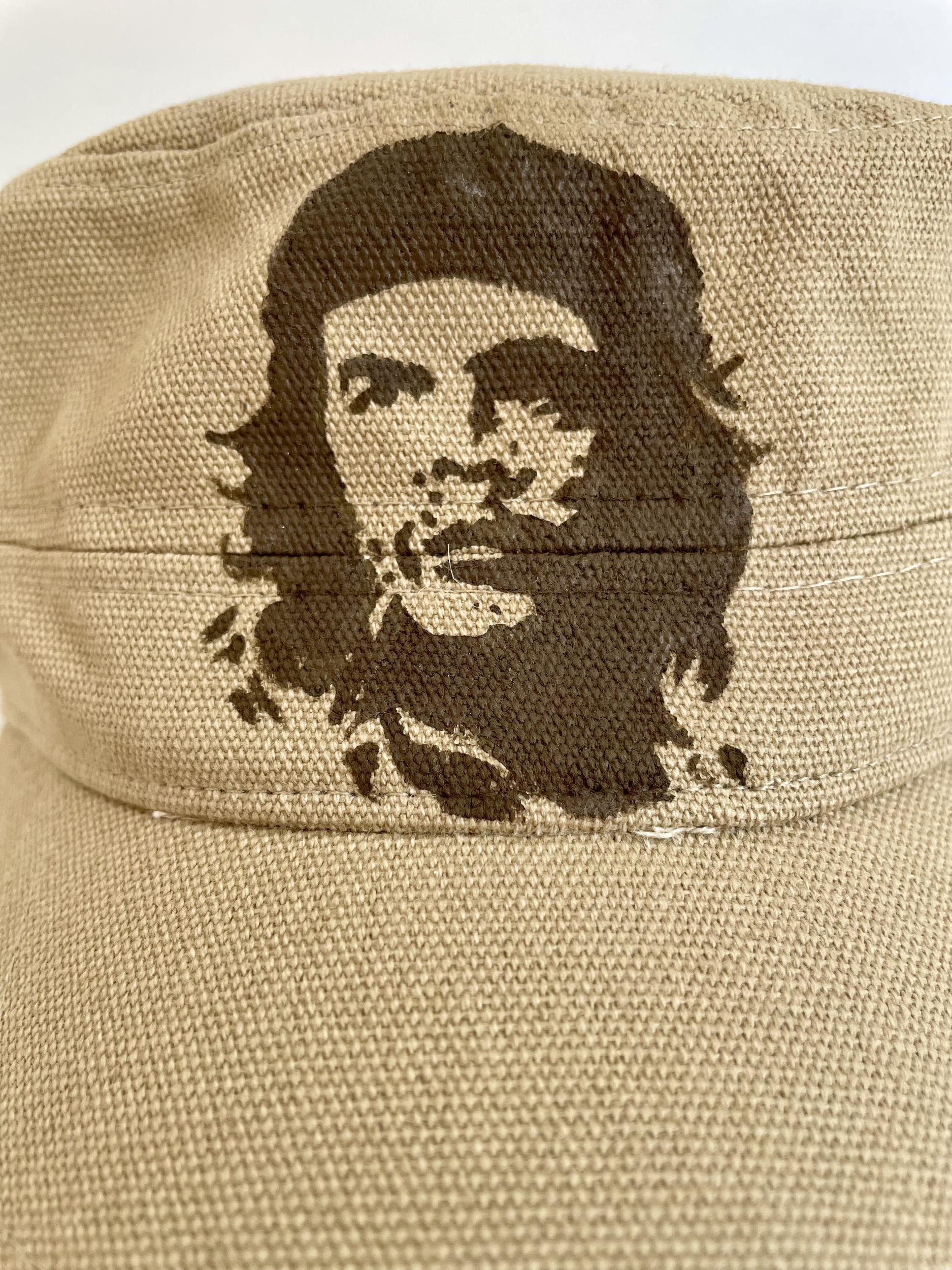 casquette cubaine couleur olive beige avec la tête de Che Guevara peinte à la main par Elles et No.