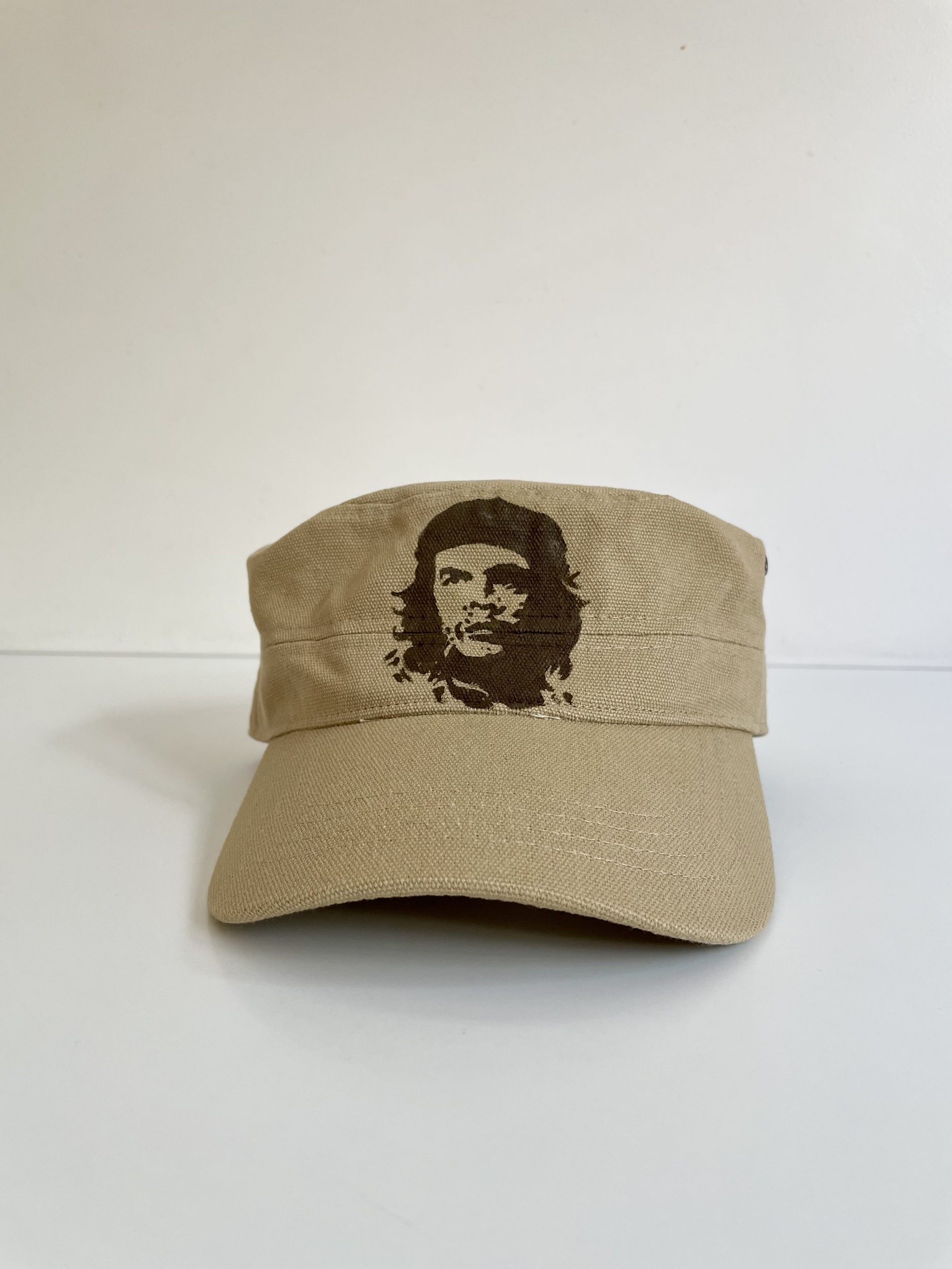 casquette cubaine couleur olive beige avec la tête de Che Guevara peinte à la main par Elles et No.