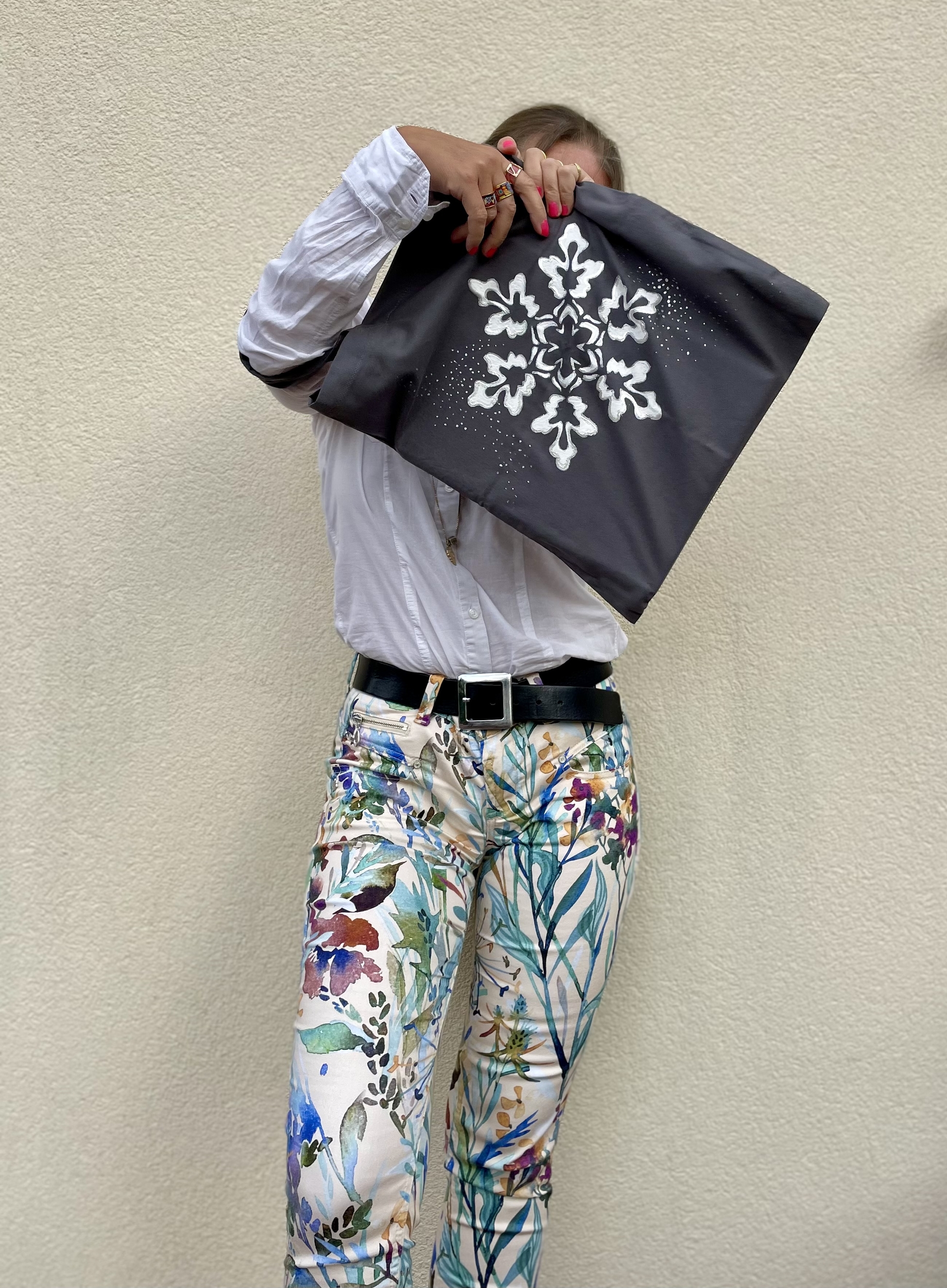 tote bag coton gris avec un gros flocon de neige peint à la main par Elles et No