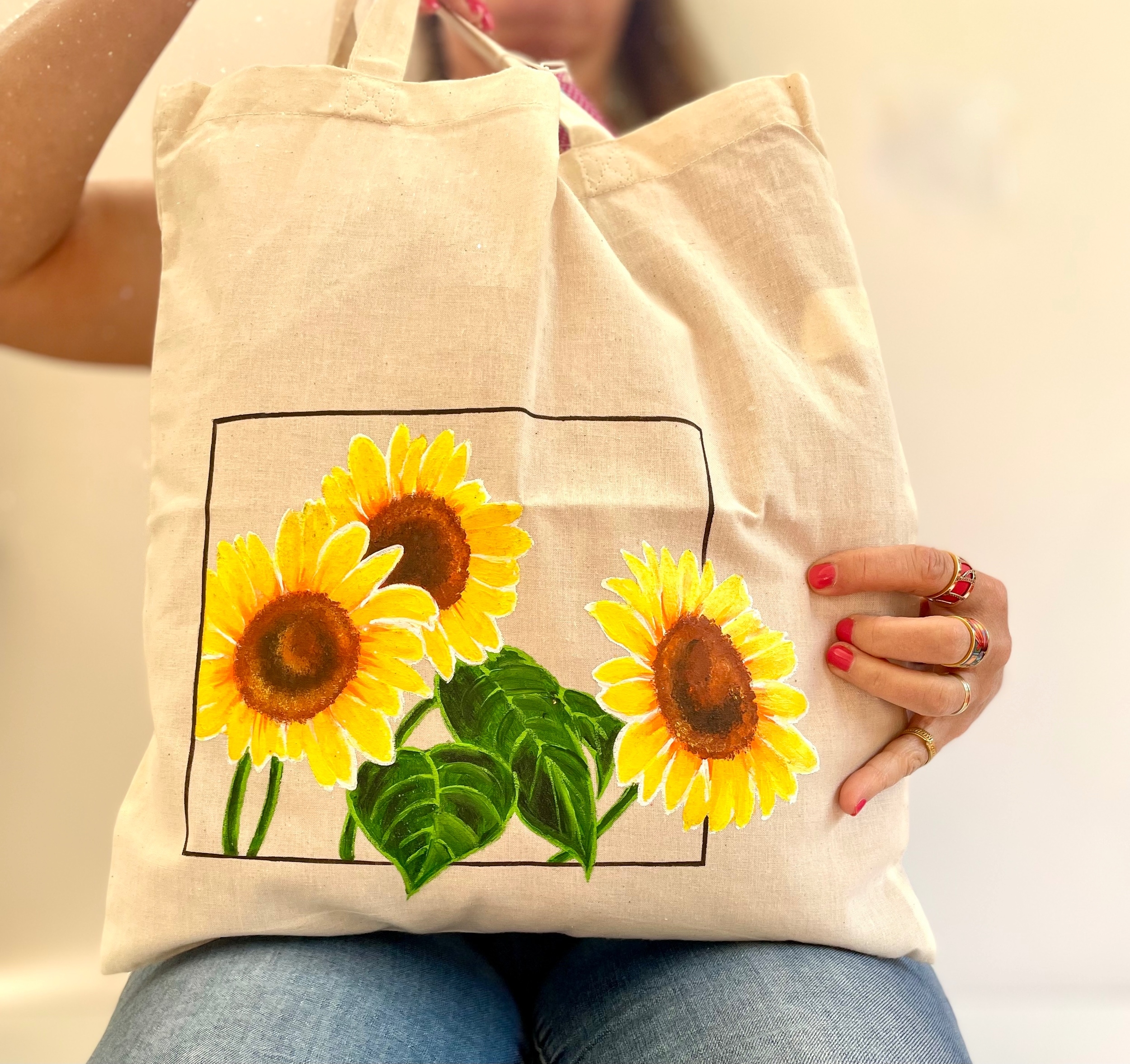 tote bag en coton beige avec des tournesoles peints à la main par Elles et No.Sac collection gourmandises peint à la main par Elles et No