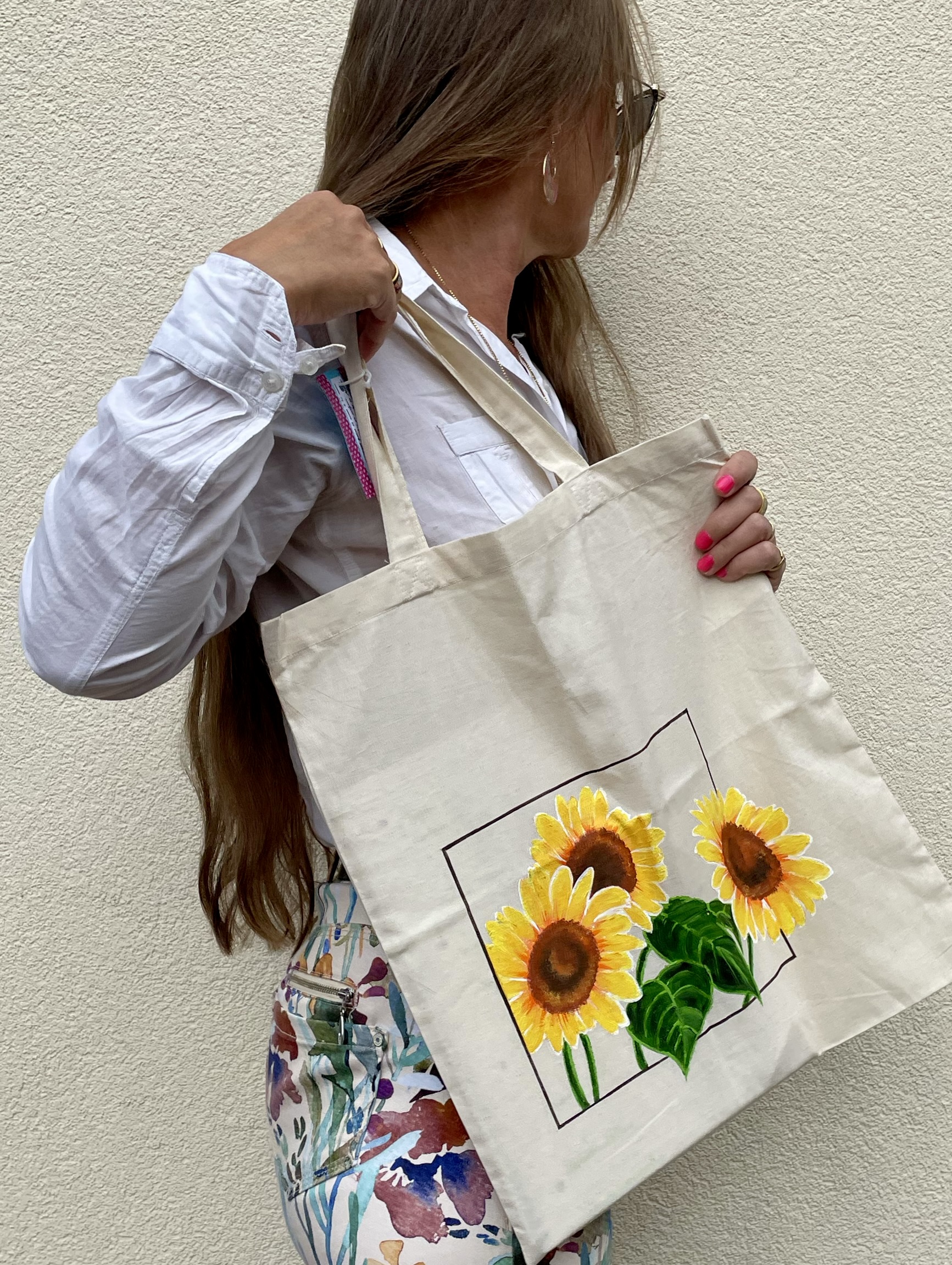 tote bag en coton beige avec des tournesoles peints à la main par Elles et No.Sac collection gourmandises peint à la main par Elles et No