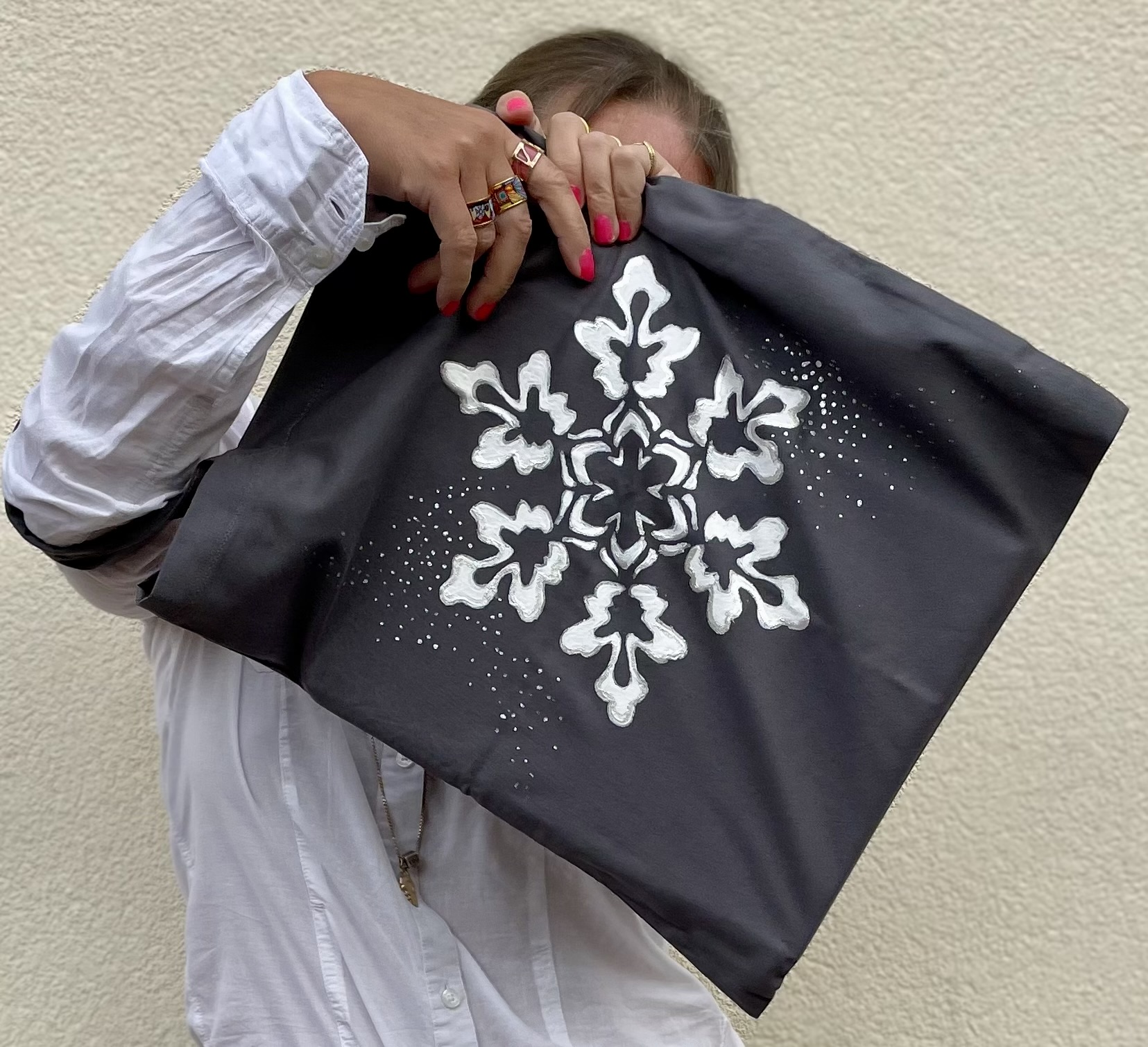 tote bag coton gris avec un gros flocon de neige peint à la main par Elles et No