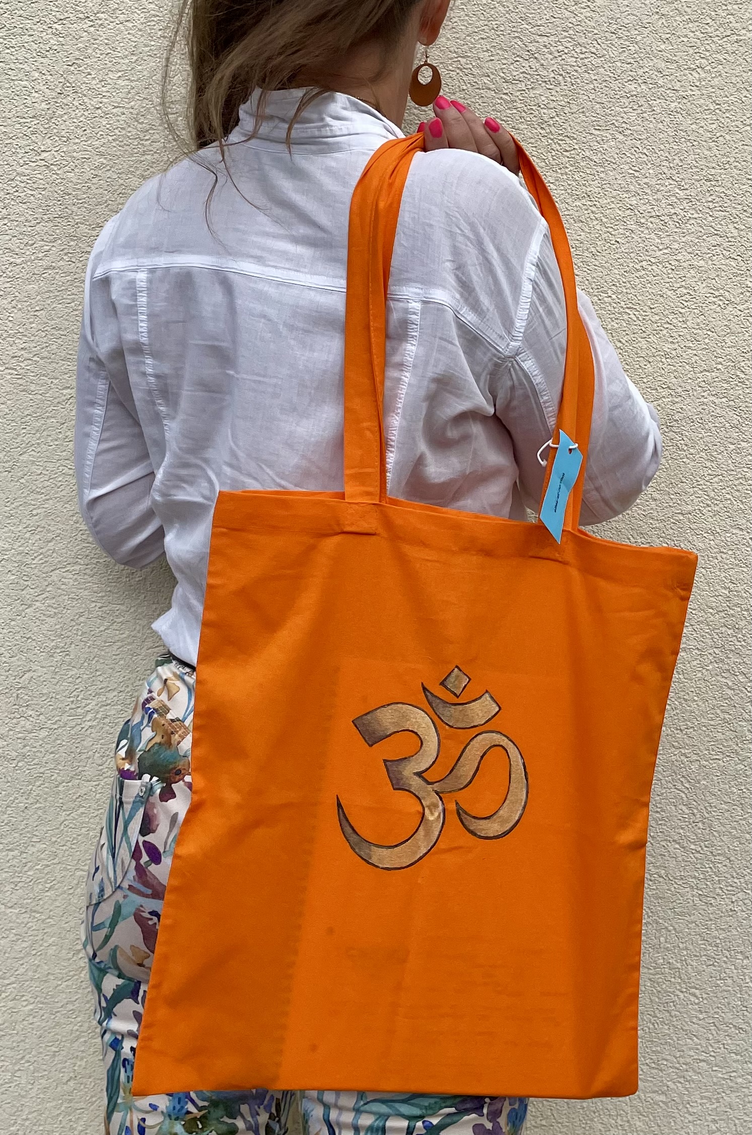 ote bag orange en coton avec le symbole de sagesse OM peint à la main par Elles et No