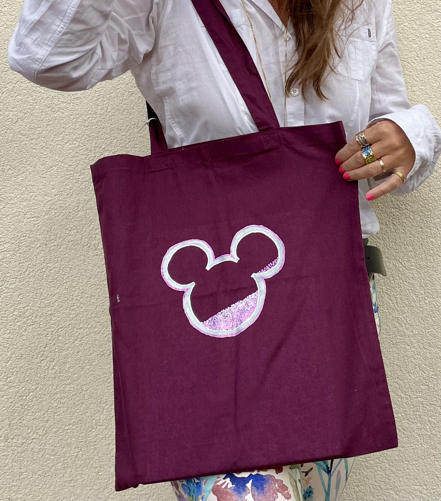 ote bag bordeaux en coton avec les oreilles de Mickey scintillantes  peint à la main par Elles et No