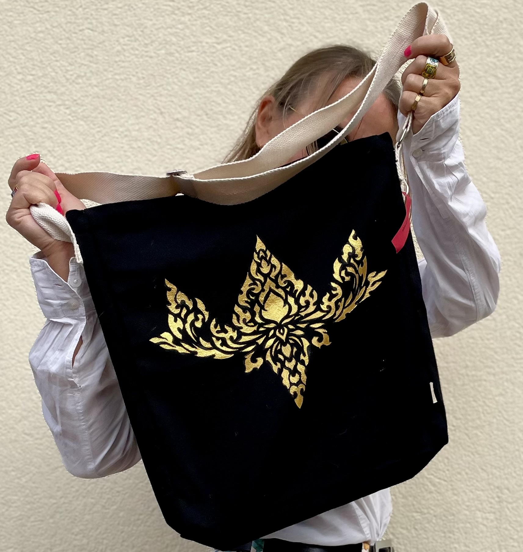 sac à main en coton bio noir et un bouton pression avec une fleur de lotus dorée peinte à la main par Elles et No.