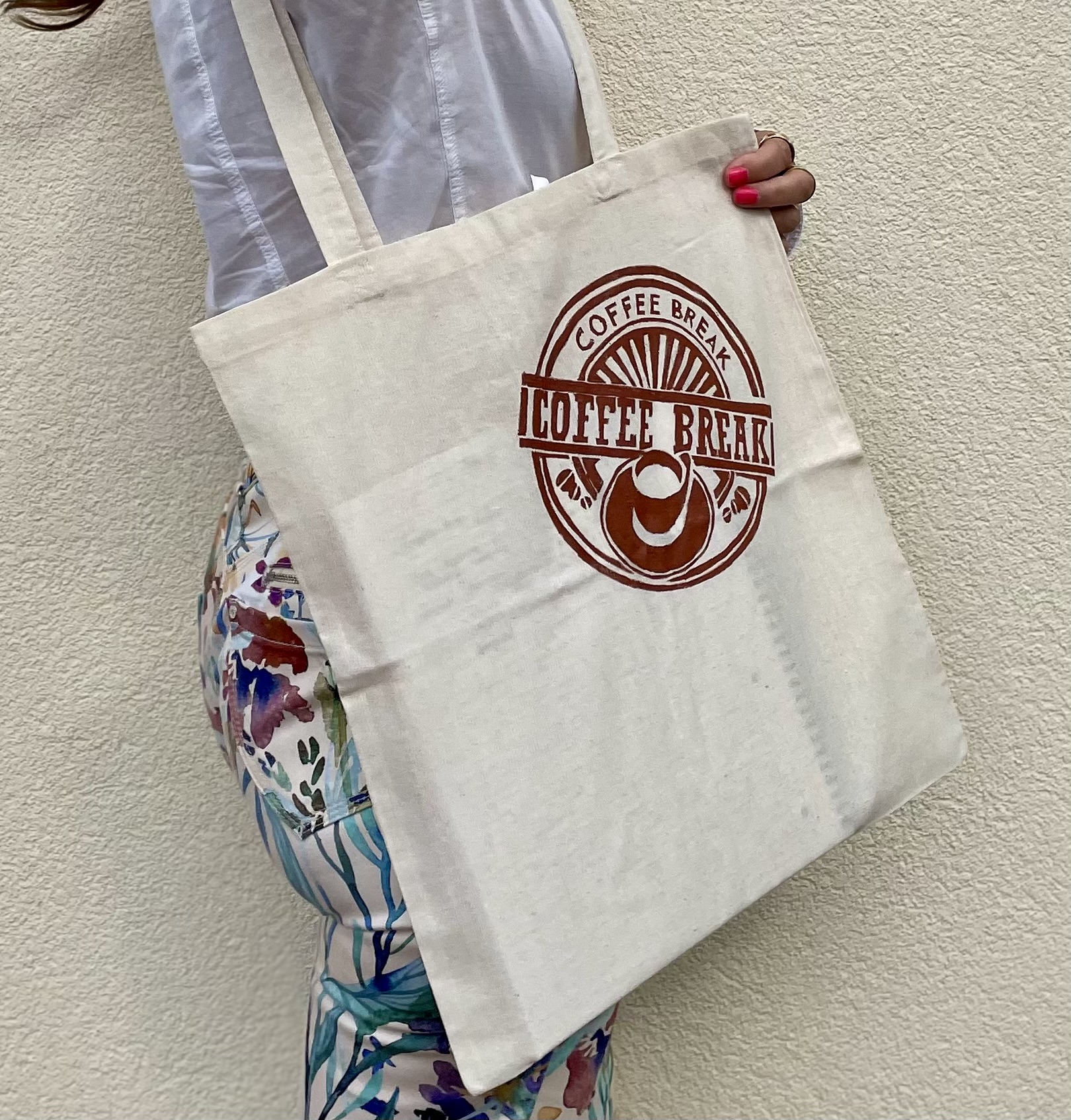 Tote bag en coton beige avec un tampon café peint à la main par Elles et No.