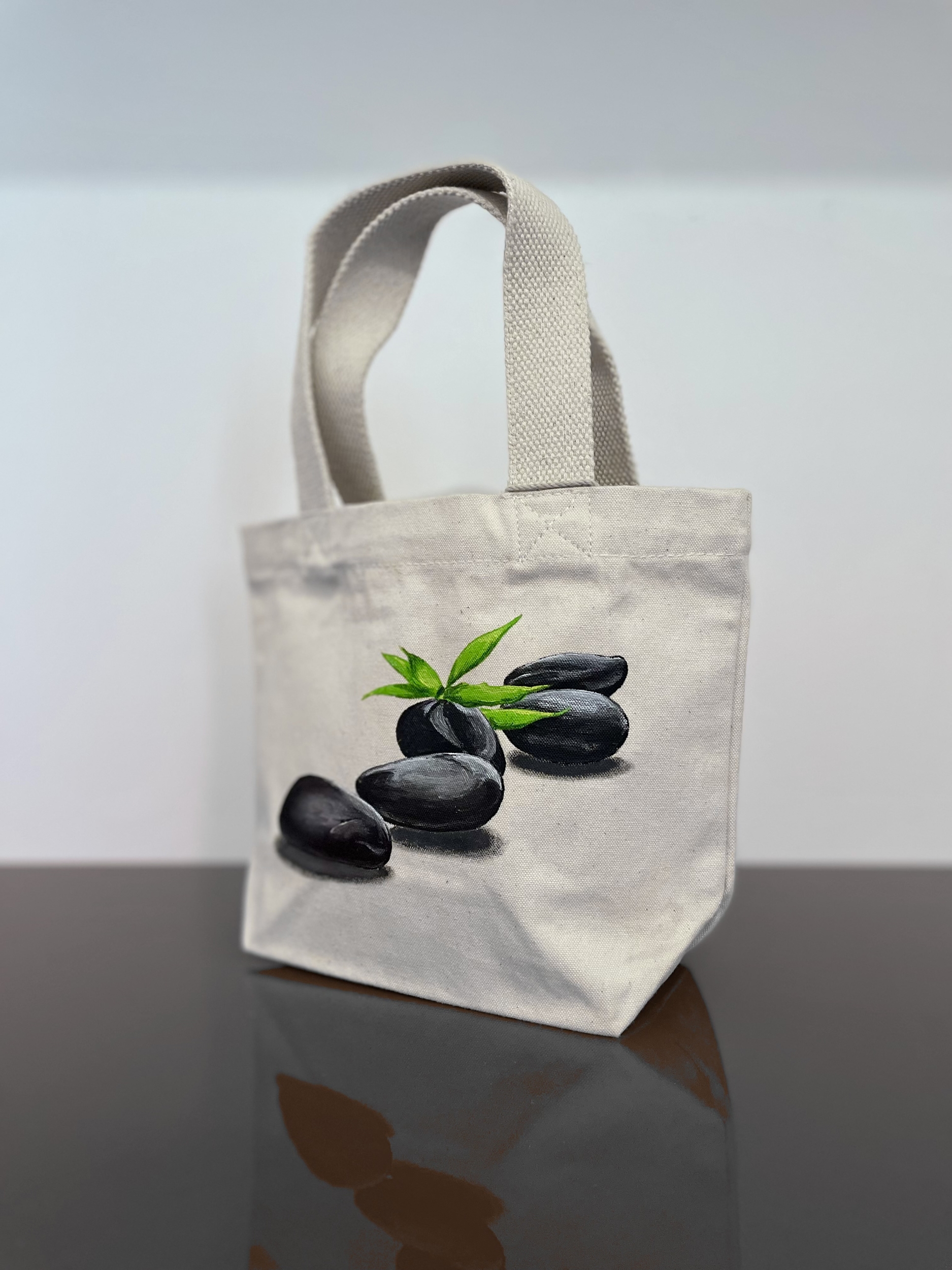 petit sac en coton bio beige avec des pierres zen peintes à la main par Elles et No.