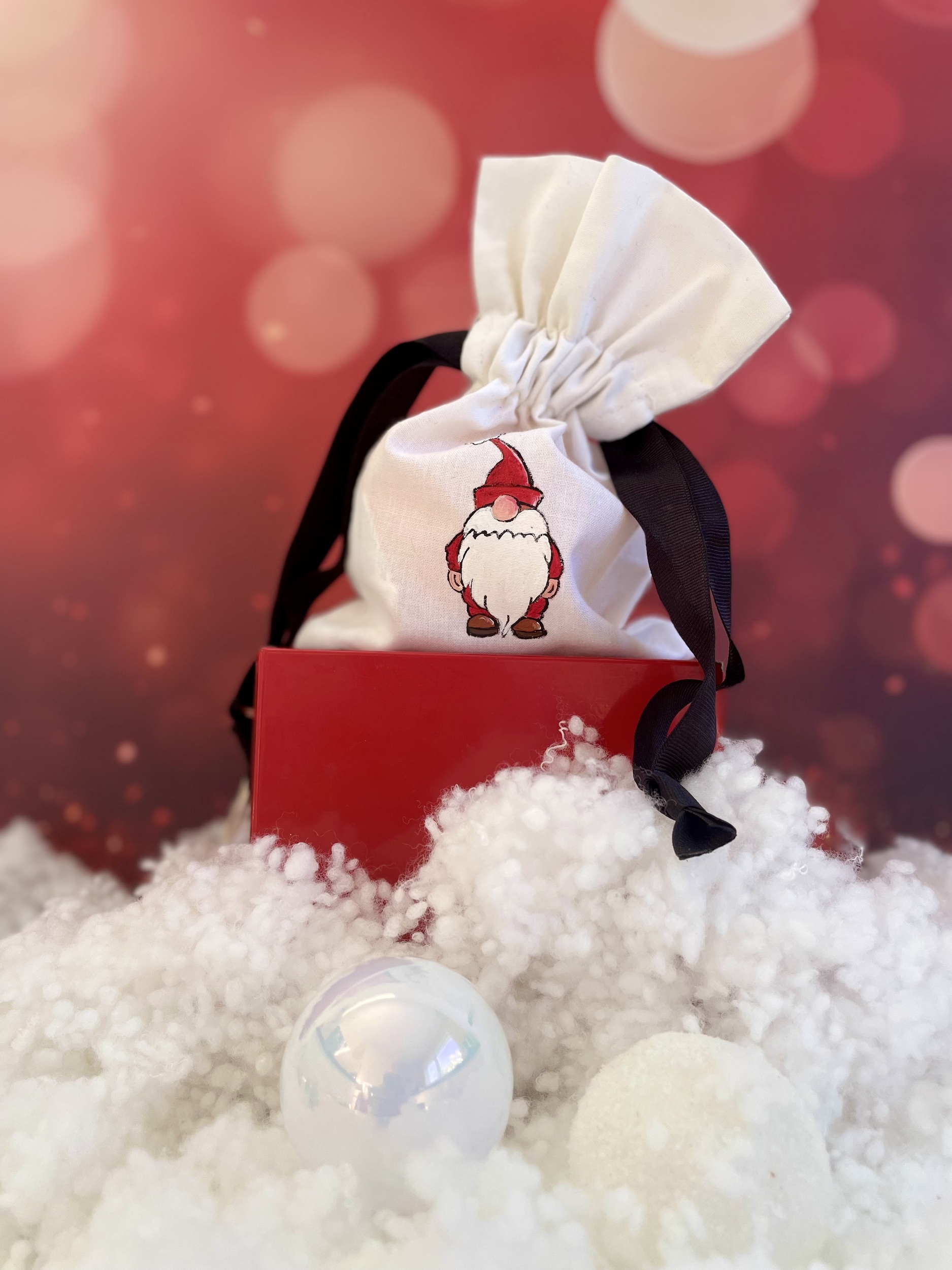 Pochon en coton blanc et ruban de satin noir avec un lutin du Père Noël peint à la main par Elles et No.