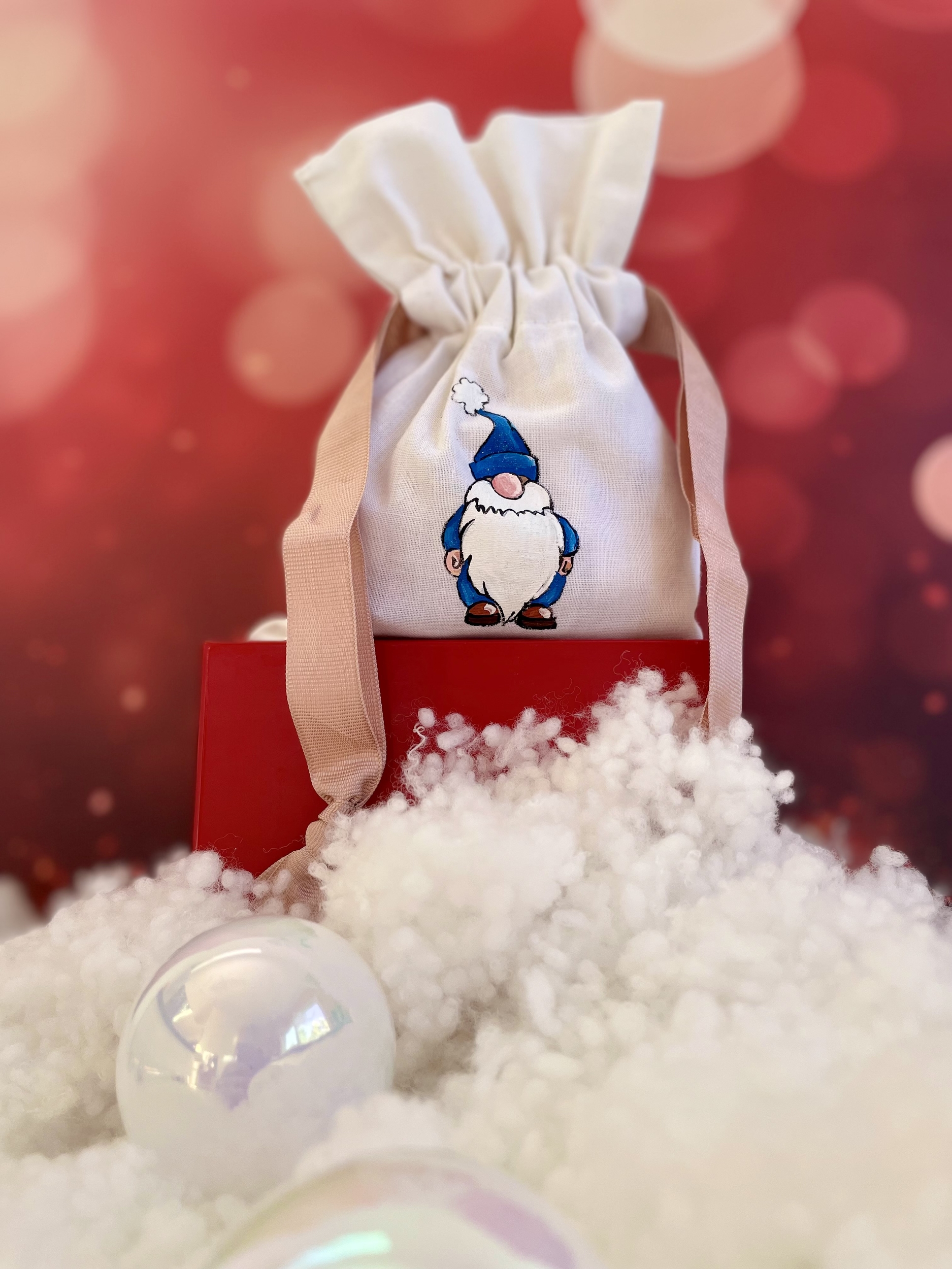 Pochon en coton blanc et ruban de satin rose avec un lutin du Père Noël peint à la main par Elles et No.