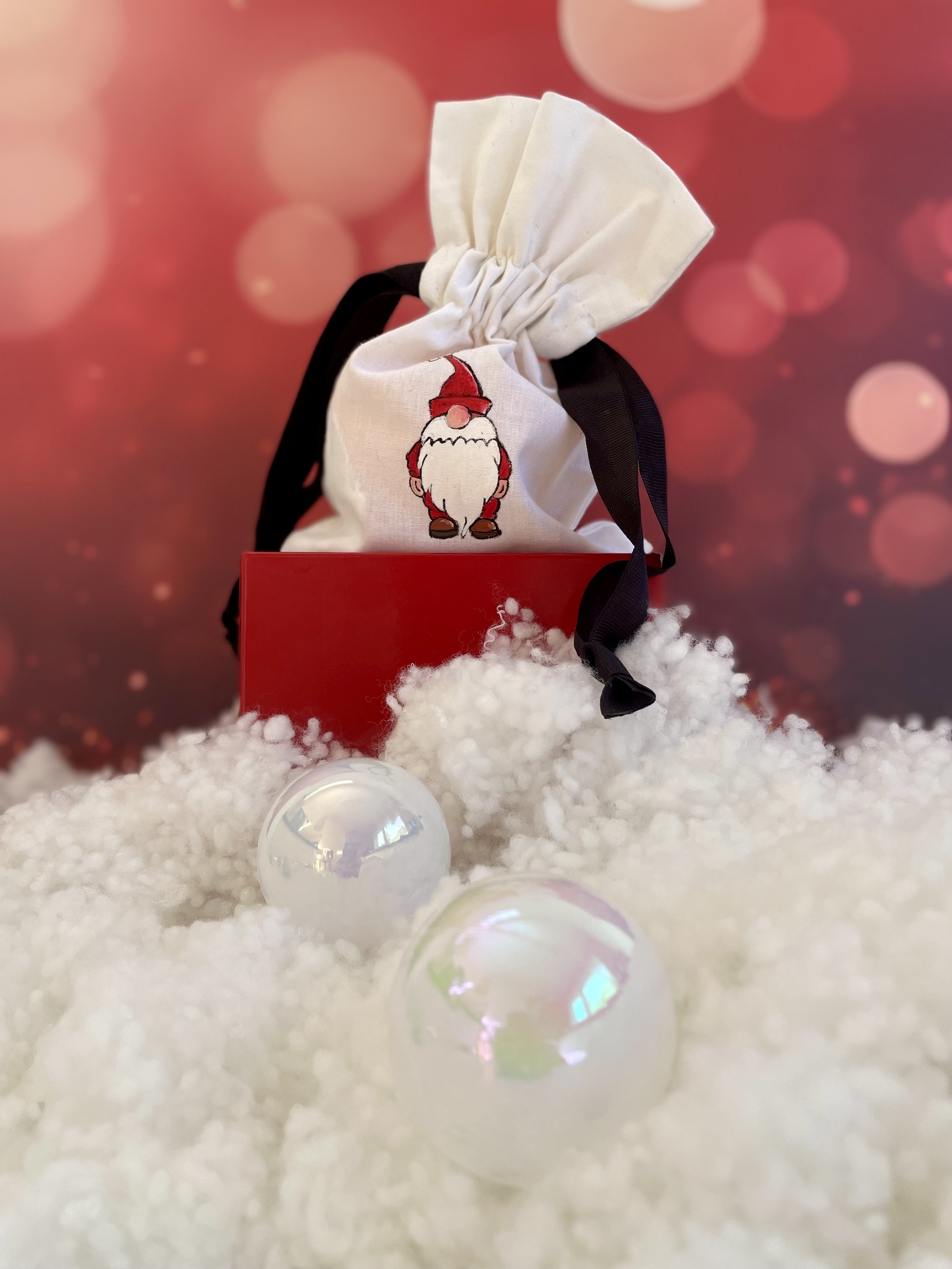 Pochon en coton blanc et ruban de satin noir avec un lutin du Père Noël peint à la main par Elles et No.