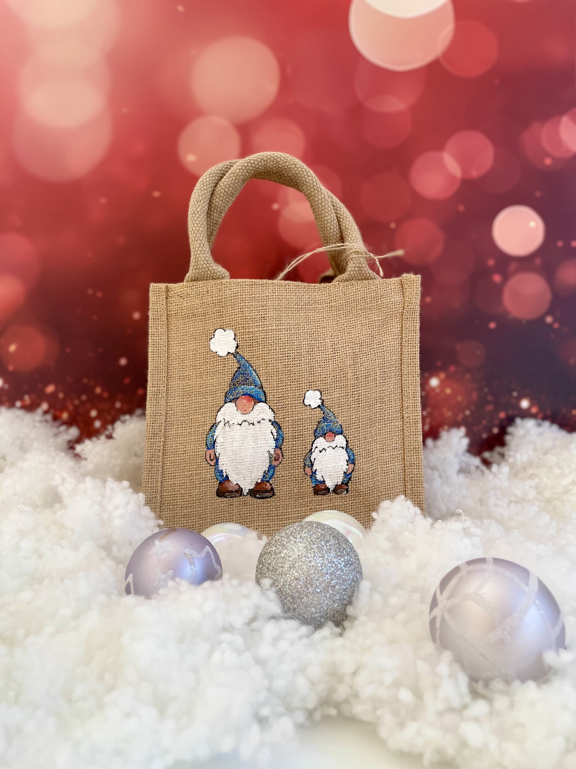 Petit sac en jute avec deux lutins du Père Noël peint à la main par Elles et No.