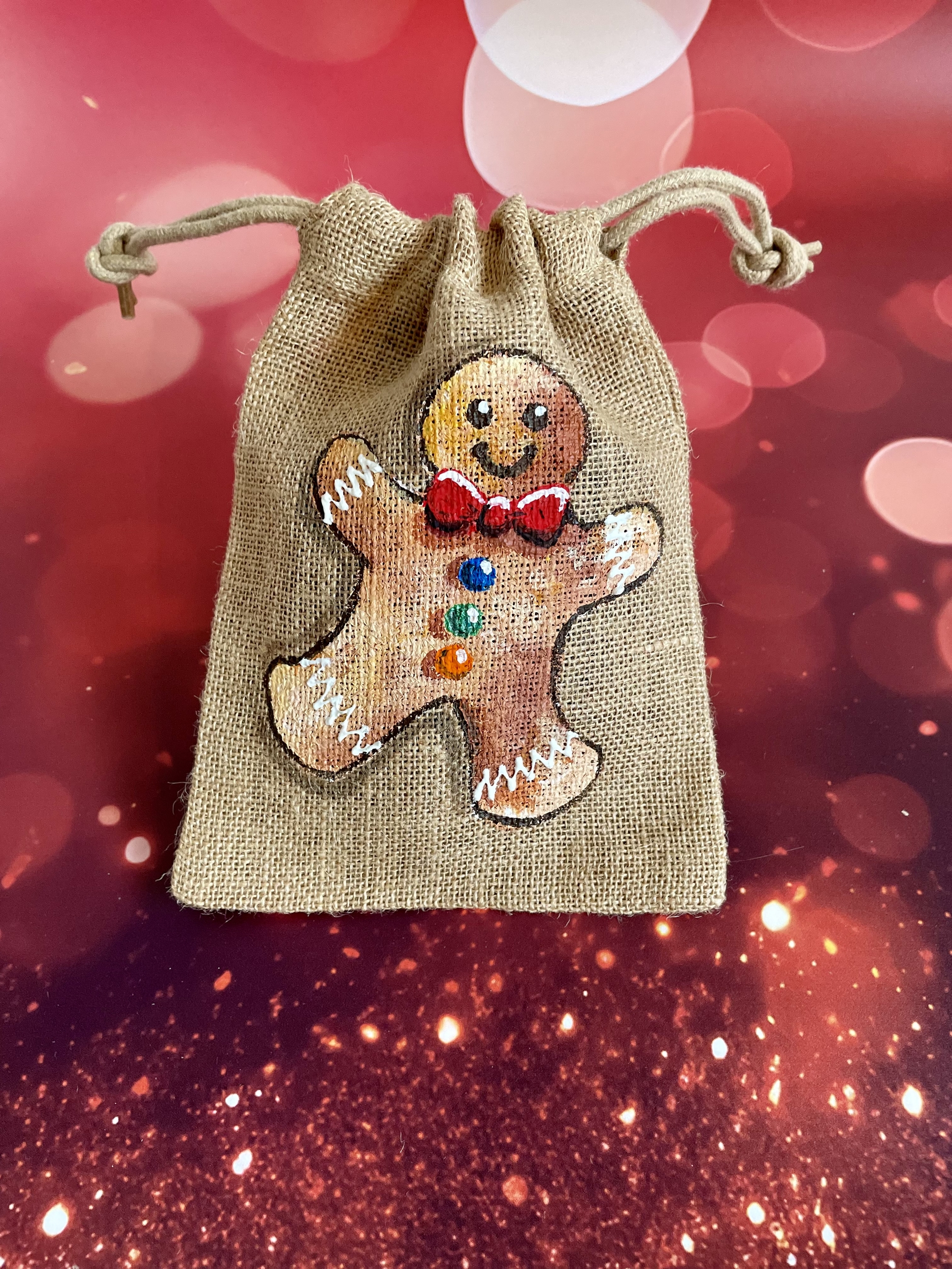 pochon en jute naturelle avec un bonhomme pain dépices peint à l a main par Elles et No.