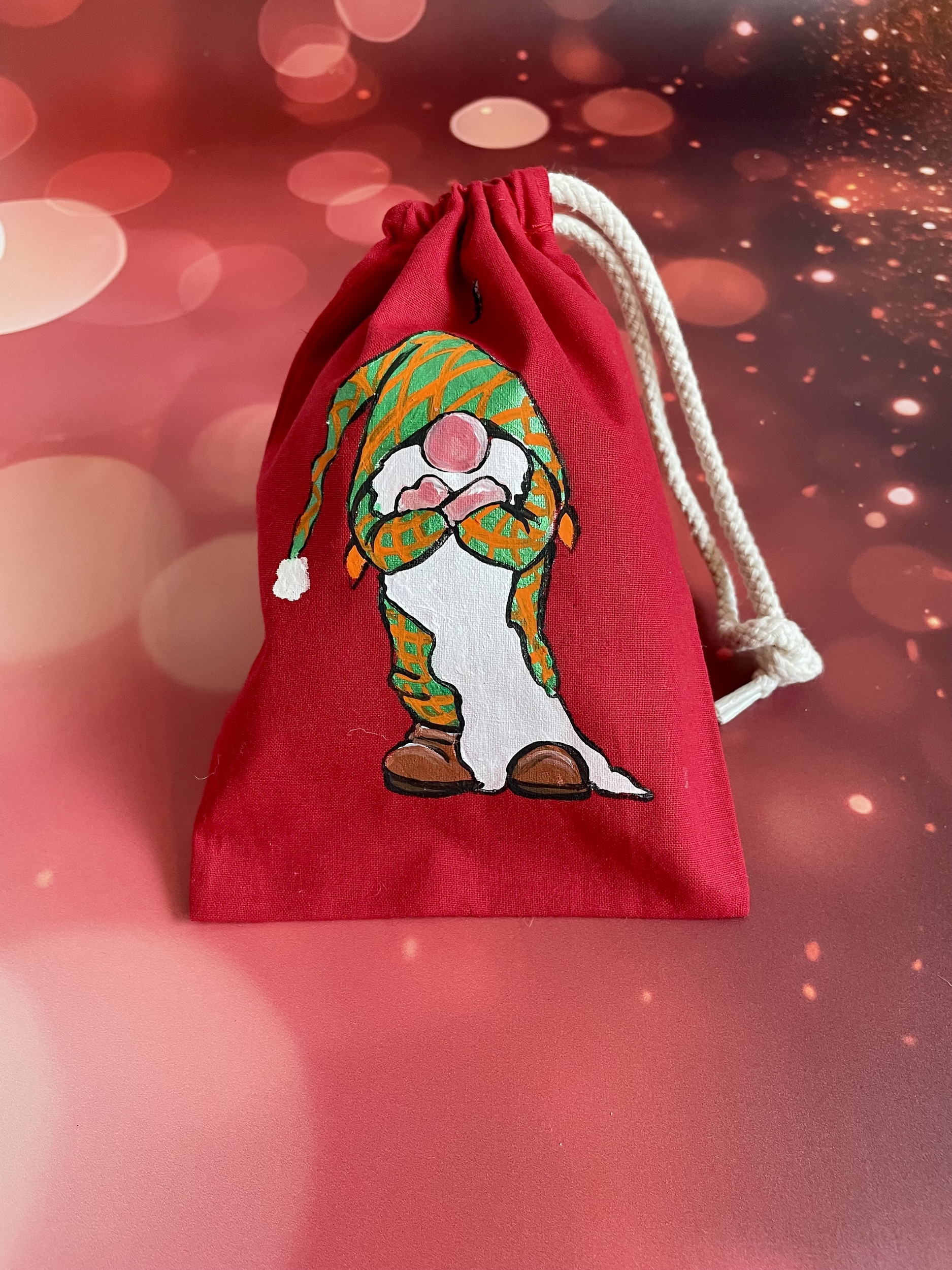 pochon en coton rouge avec un  nain de Noël boudeur peint à la main par Elles et No.