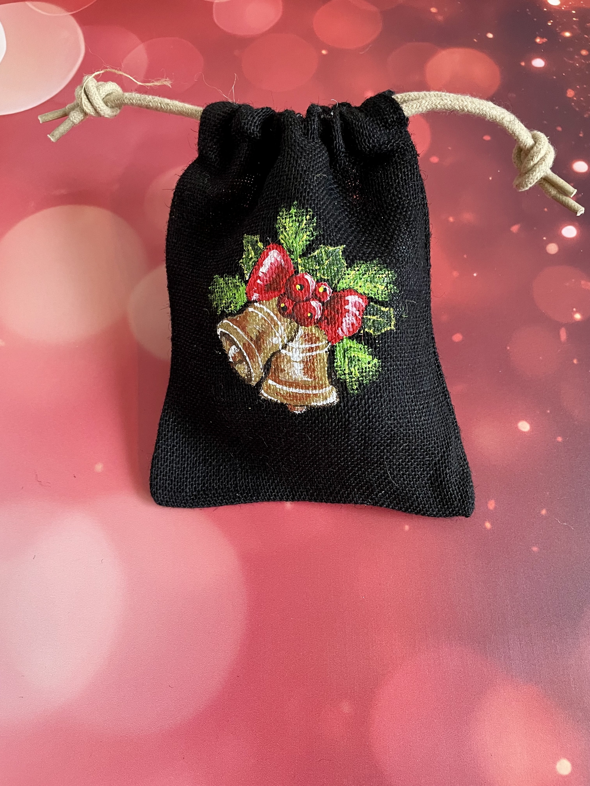 Pochon en jute noire avec des cloches de Noël peintes à la main par Elles et No.