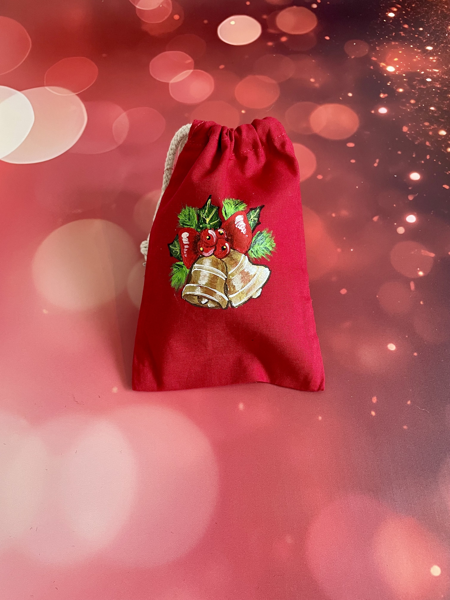 Pochon en coton rouge avec des cloches de Noël peintes à la main par Elles et No.