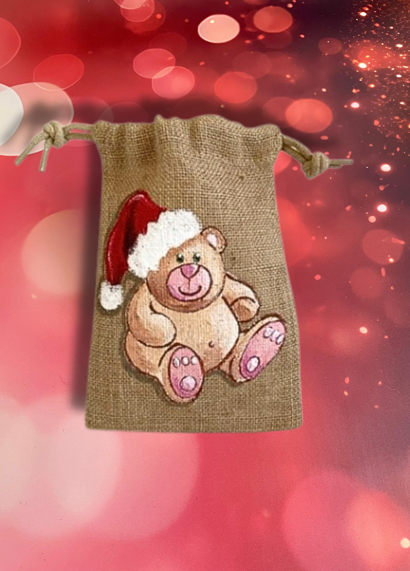 sac en jute avec ours portant un chapeau de père Noël peint à la main par Elles et No.