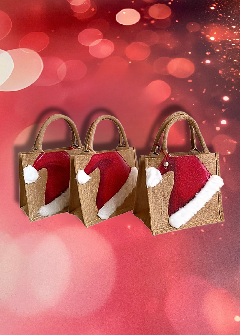 sac en jute avec chapeau de Père Noël peint à la main par Elles et No.