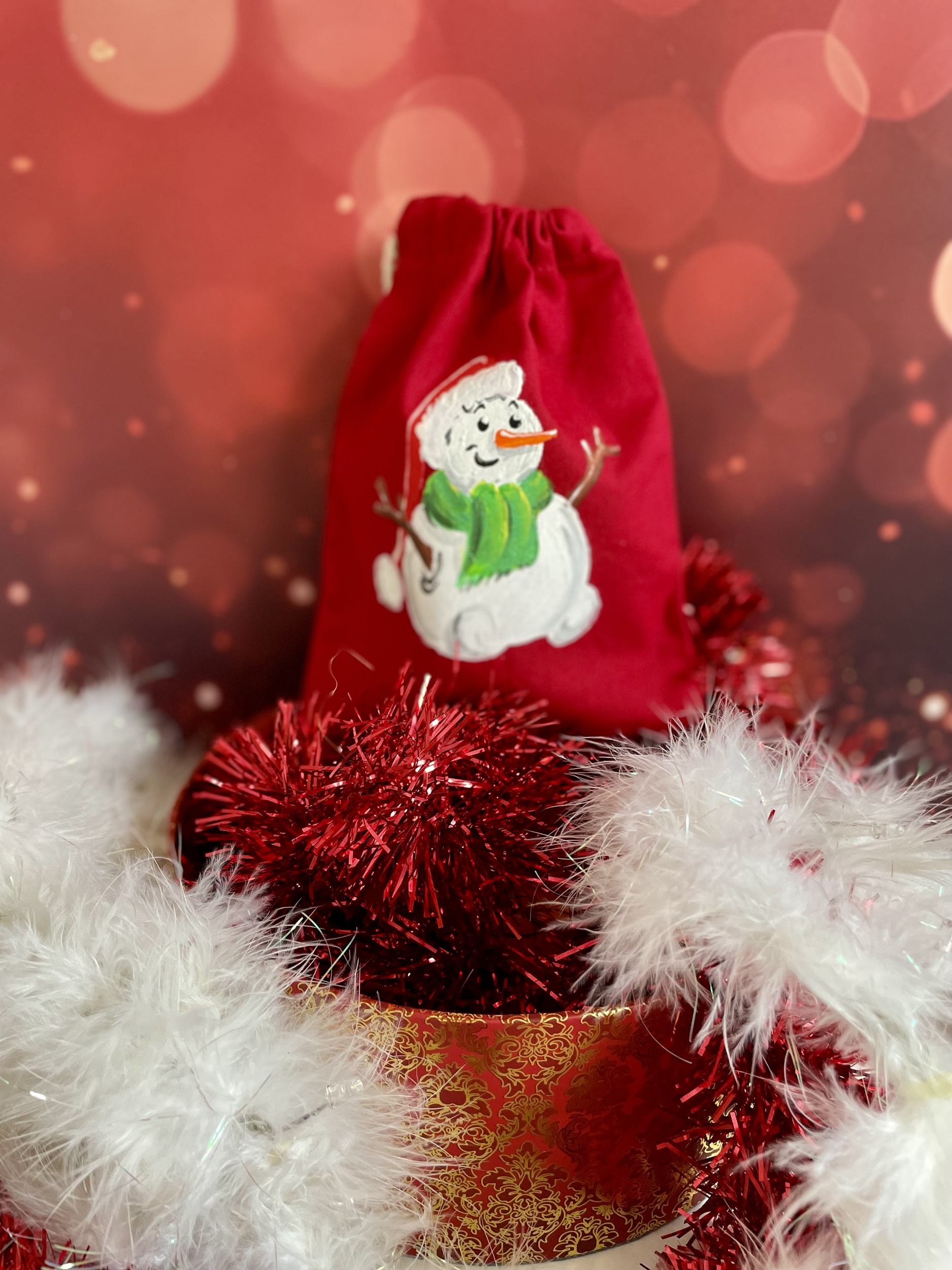 pochon en coton rouge ave un bonhomme de neige peint à la main par Elles et No.