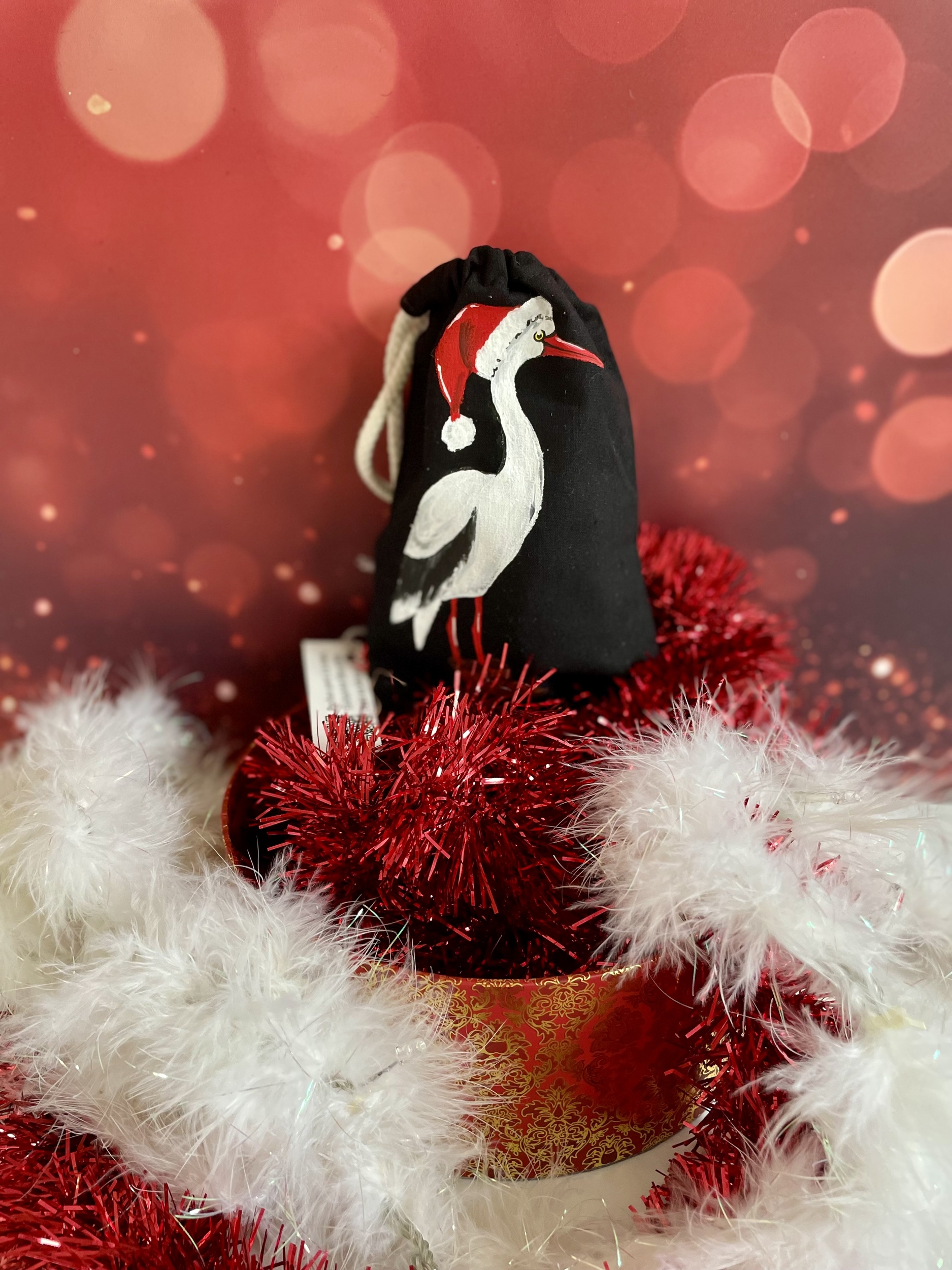 pochon noir avec une cigogne de Noël peint à la main par Elles et No.