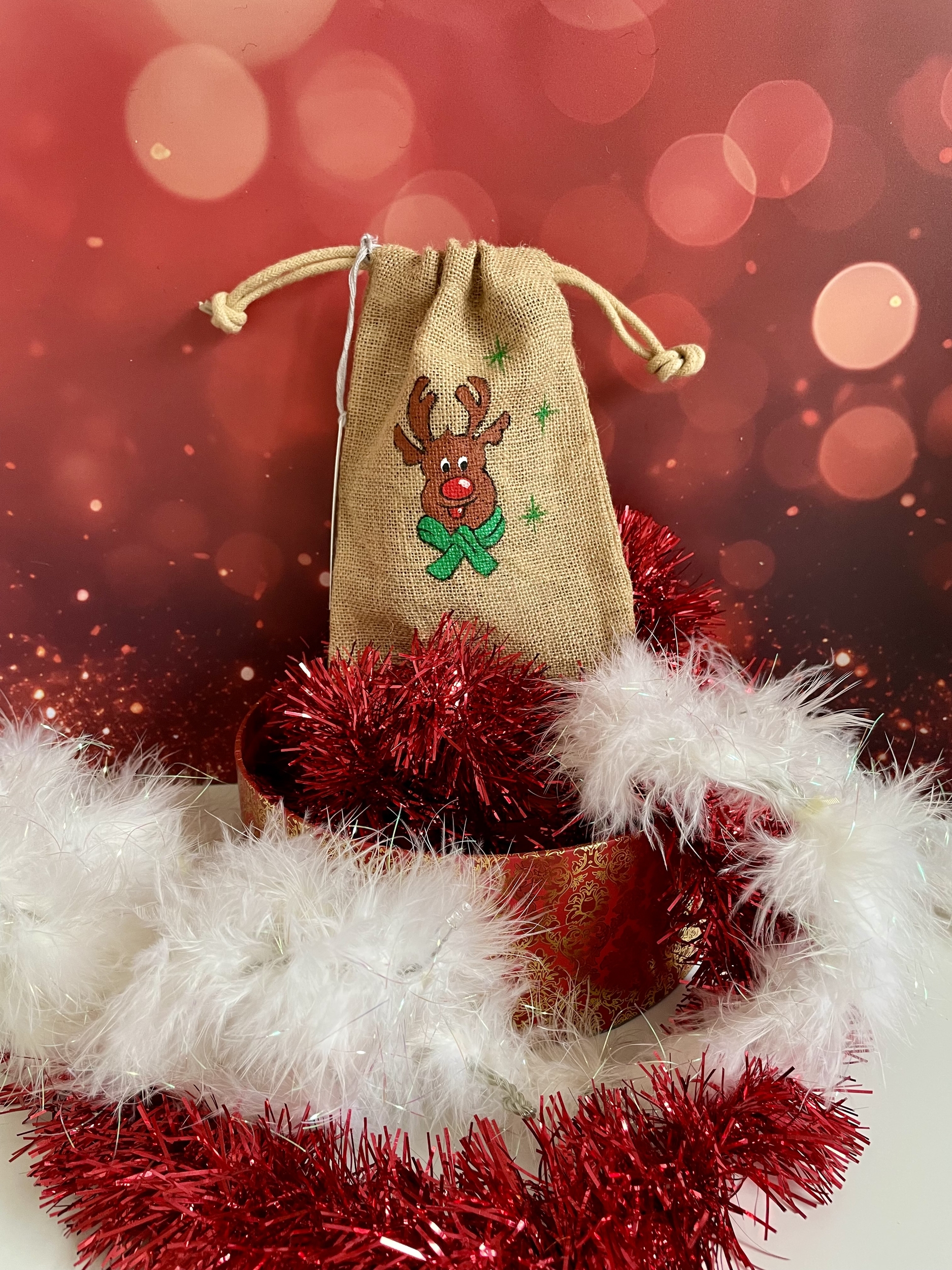 Pochon en jute naturelle avec une tête de renne de Noël peinte à la main par Elles et No.