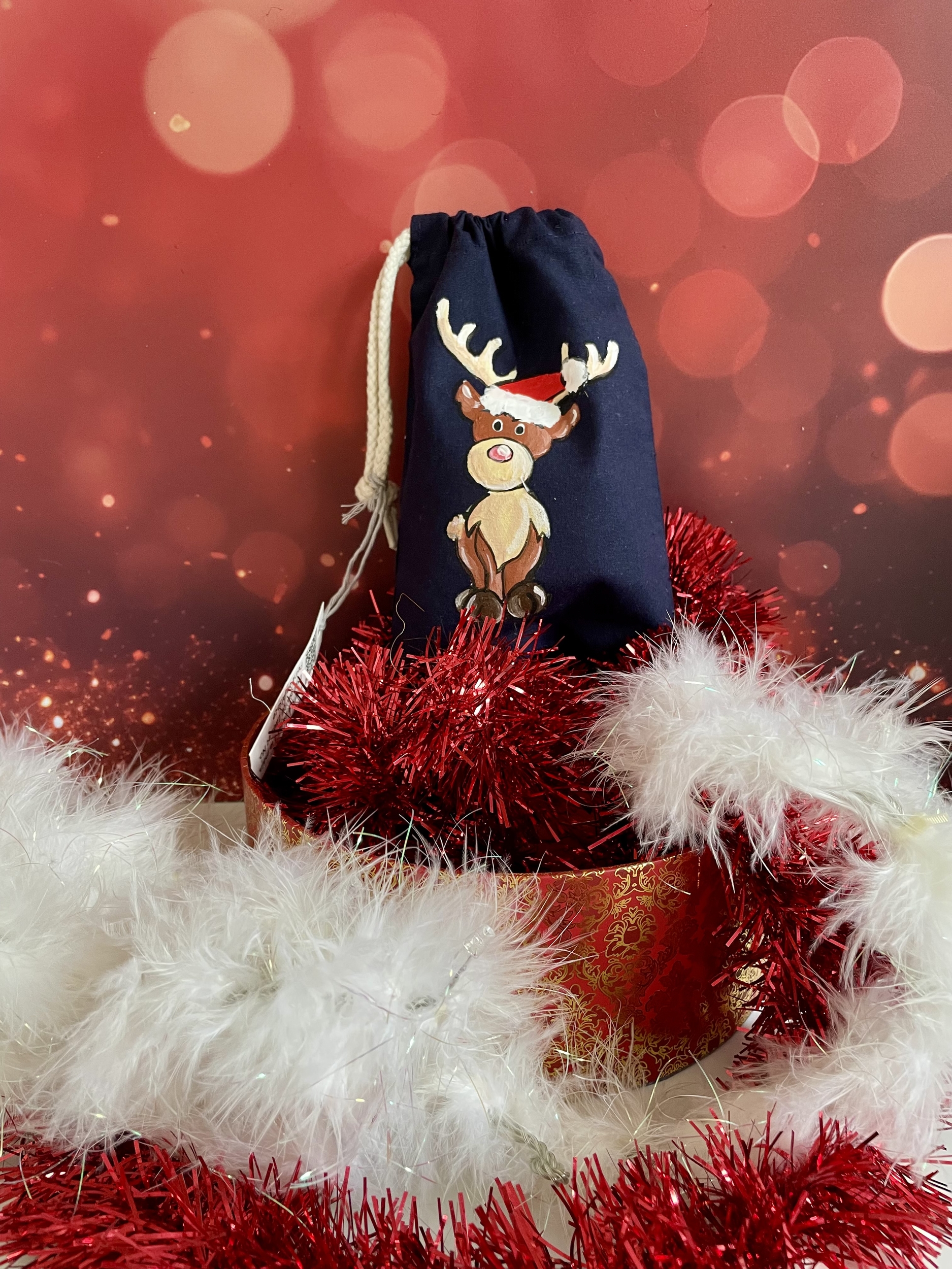 Pochon en coton bleu avec un renne de Noël peint à la main par Elles et no.