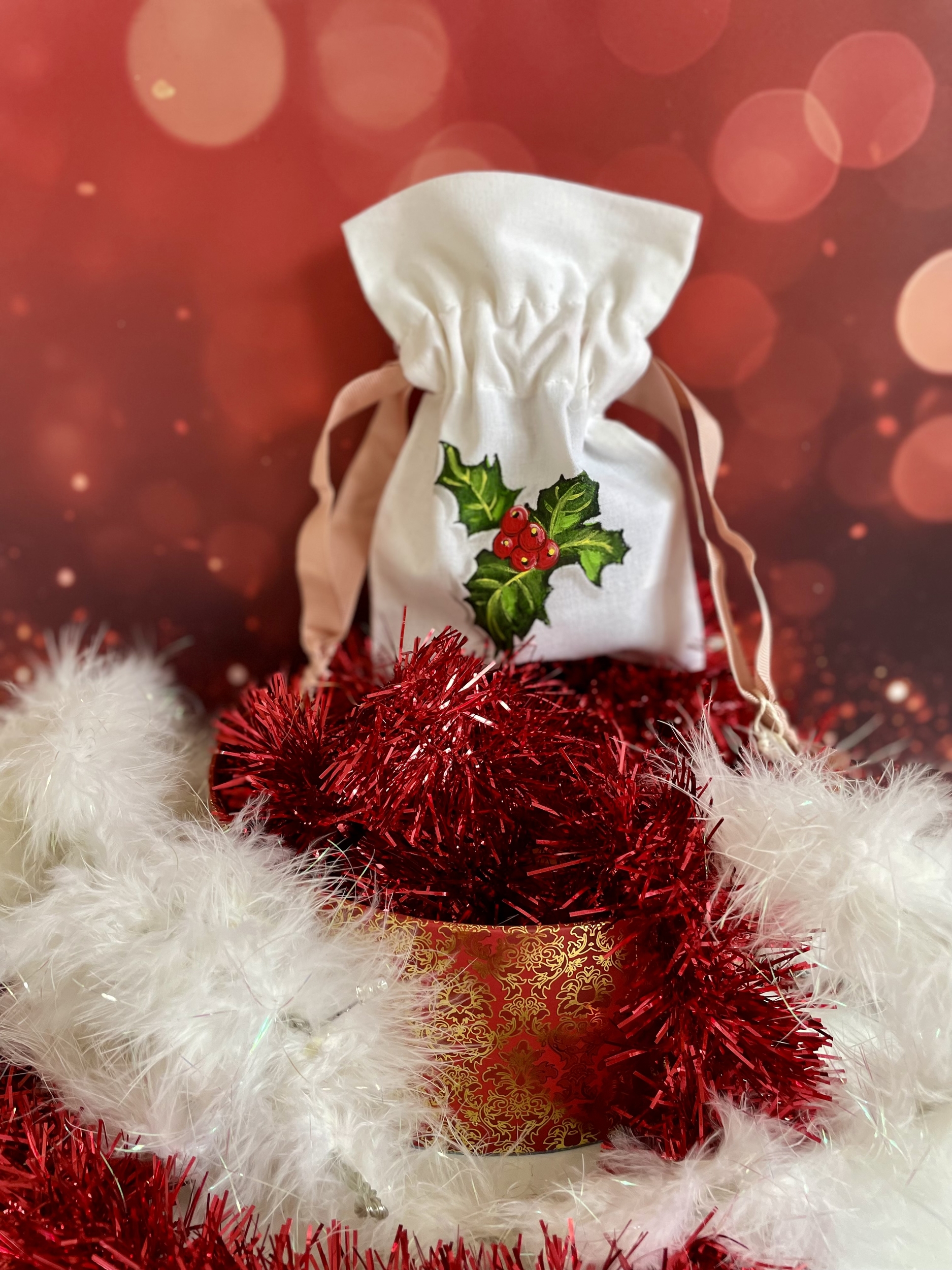 pochon avec houx de Noël peint à la main par Elles et No.