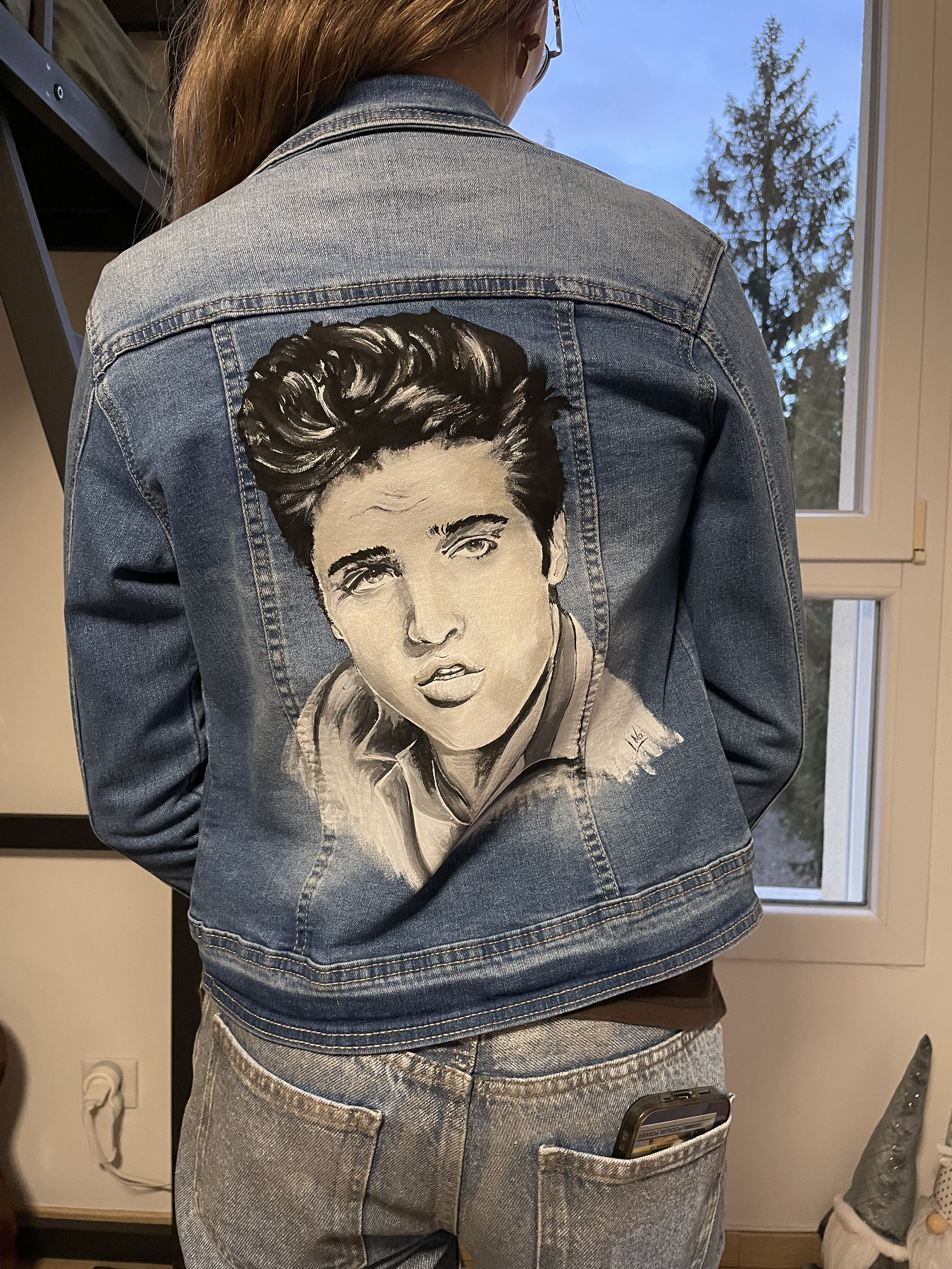 portrait de Elvis Presley peint à la main sur un blouson en jean