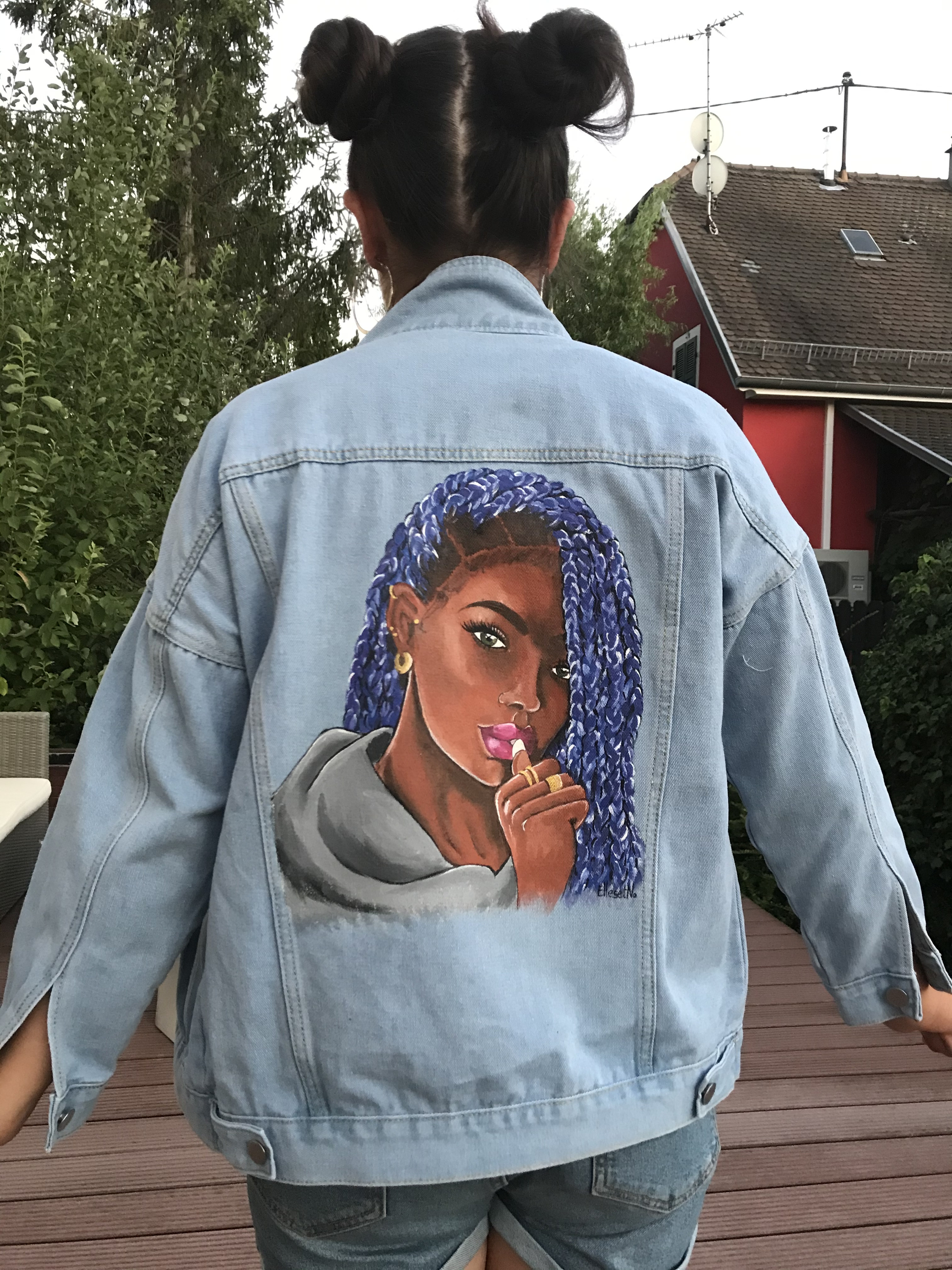 portrait dune jeune femme peinte à la main par Elles et No. sur une veste en jean