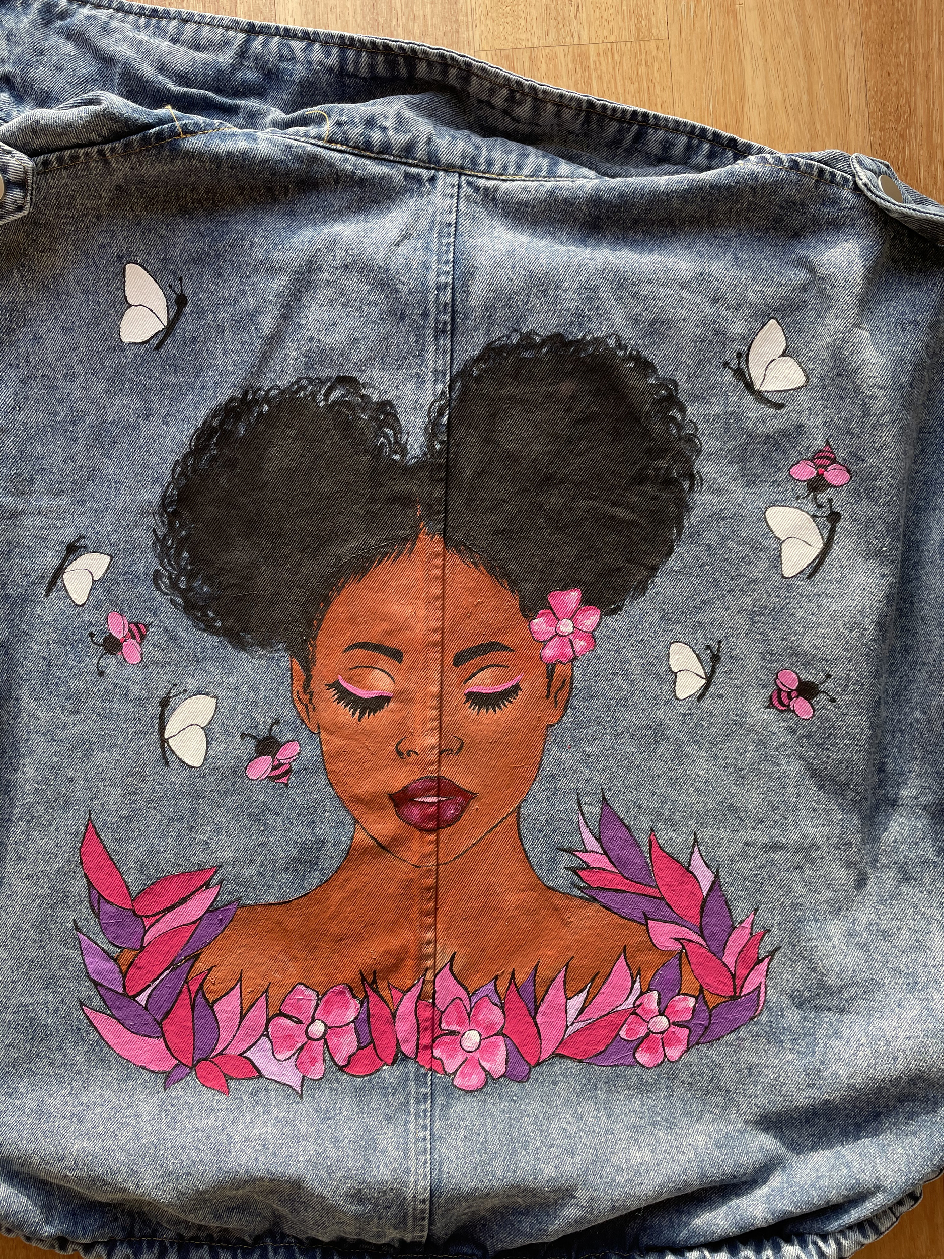 portrait de jeune femme noire peinte à la main par Elles et No. sur une veste en jean