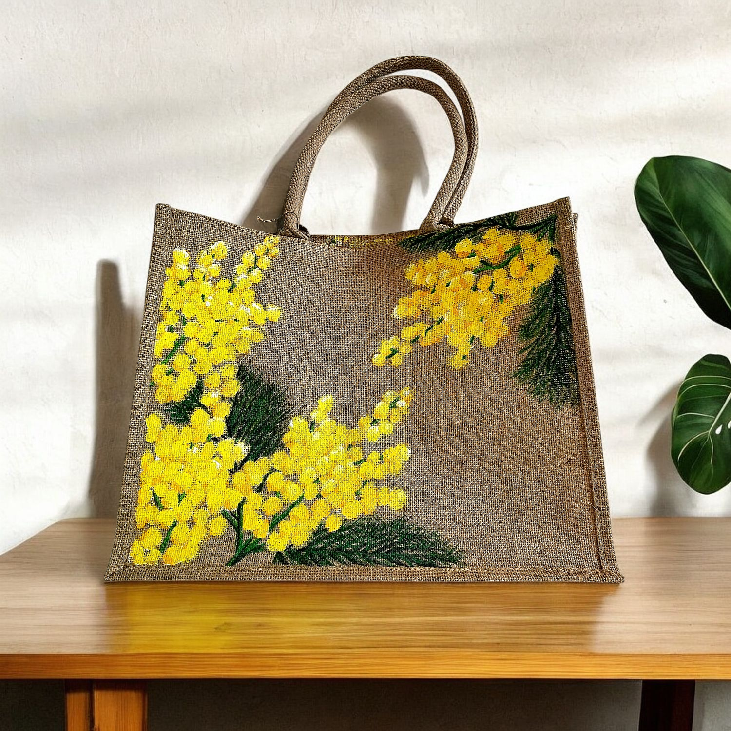 grand sac de plage en jute avec des branches de mimosa peintes à la main par Elles et No.
