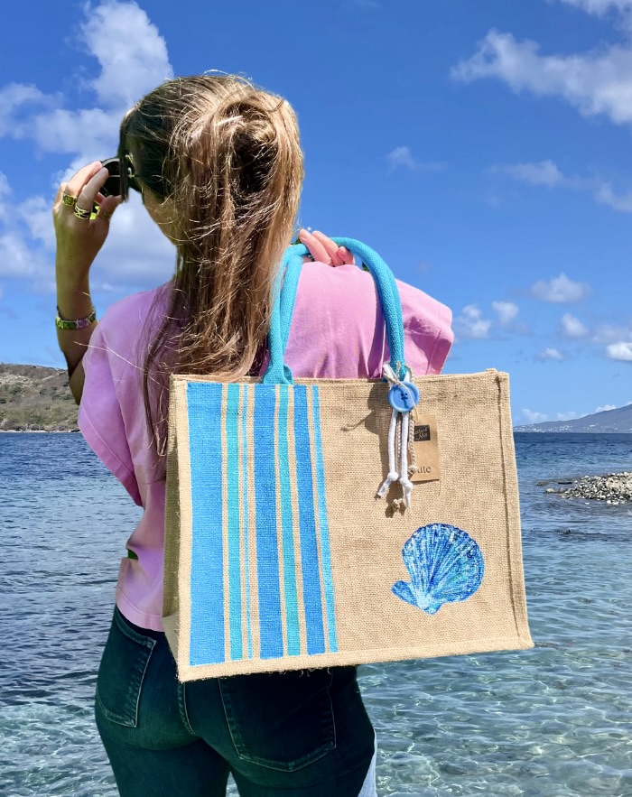 Collection Capsule Bayadère sac de plage avec des rayures bleues style Bayadère et un coquillage peints à la main par Elles et No Présenté porté à la plage