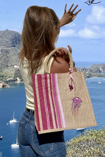 Petit sac en jute avec des bandes bayadère et une méduse  peintes à la main par Elles et No