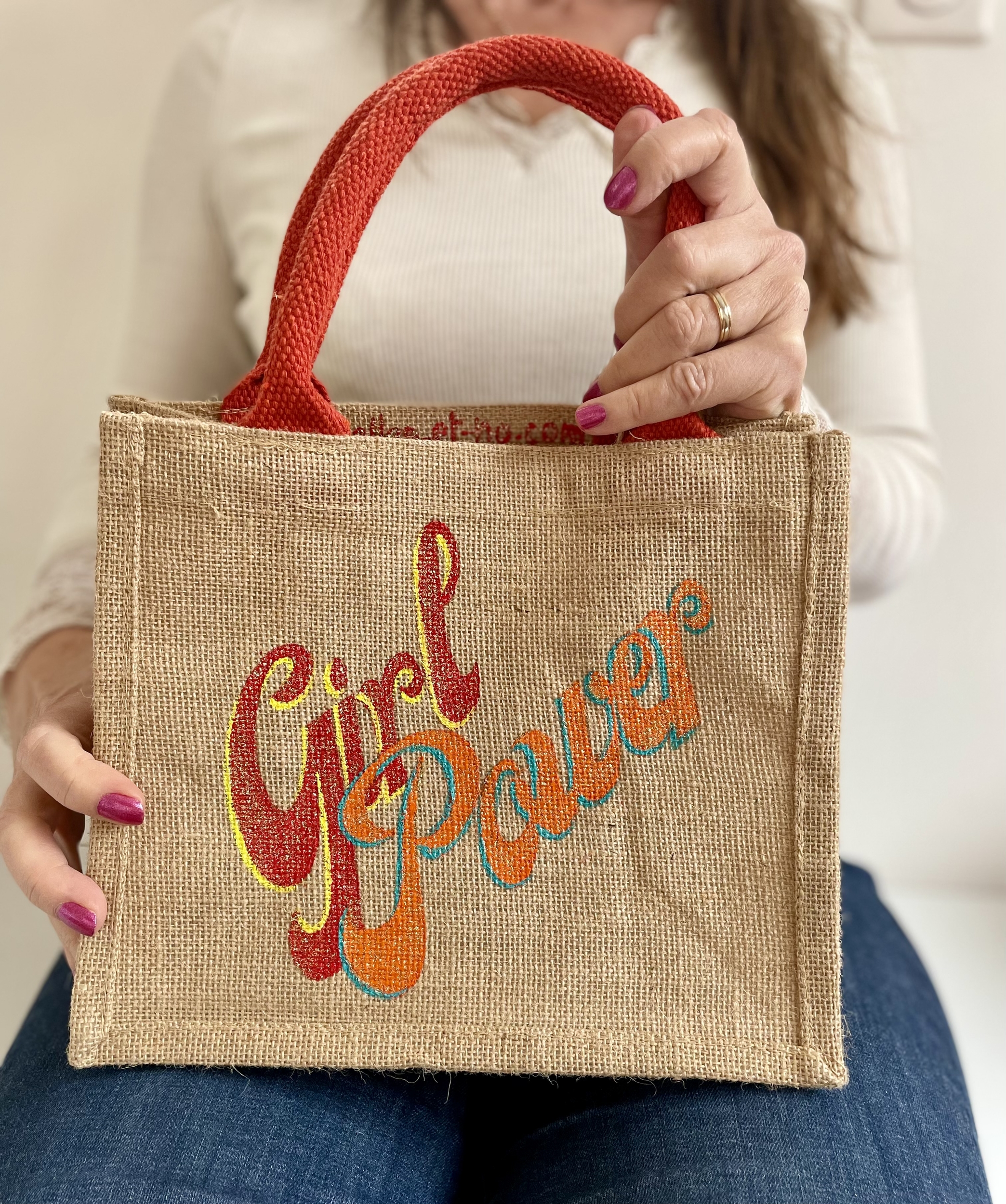 sac en jute avec un message scintillant "girlpower"peint à la main par Elles et No.